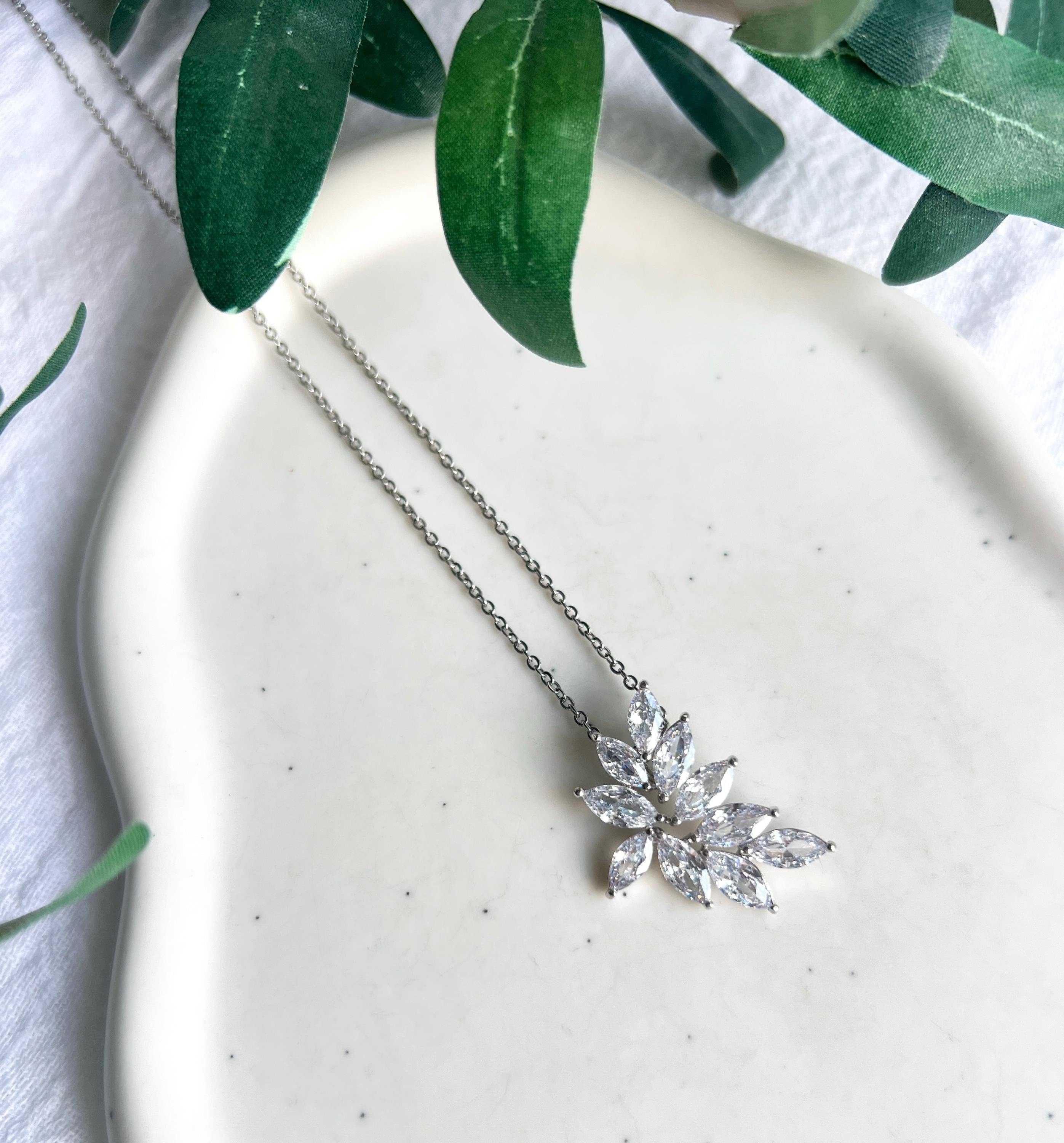 Halskette Silber, glänzender Cubic Zirkonia Anhänger, Brautschmuck, Schmuck Hochzeit, Brauthalskette, feine Kette, silberne Blätter