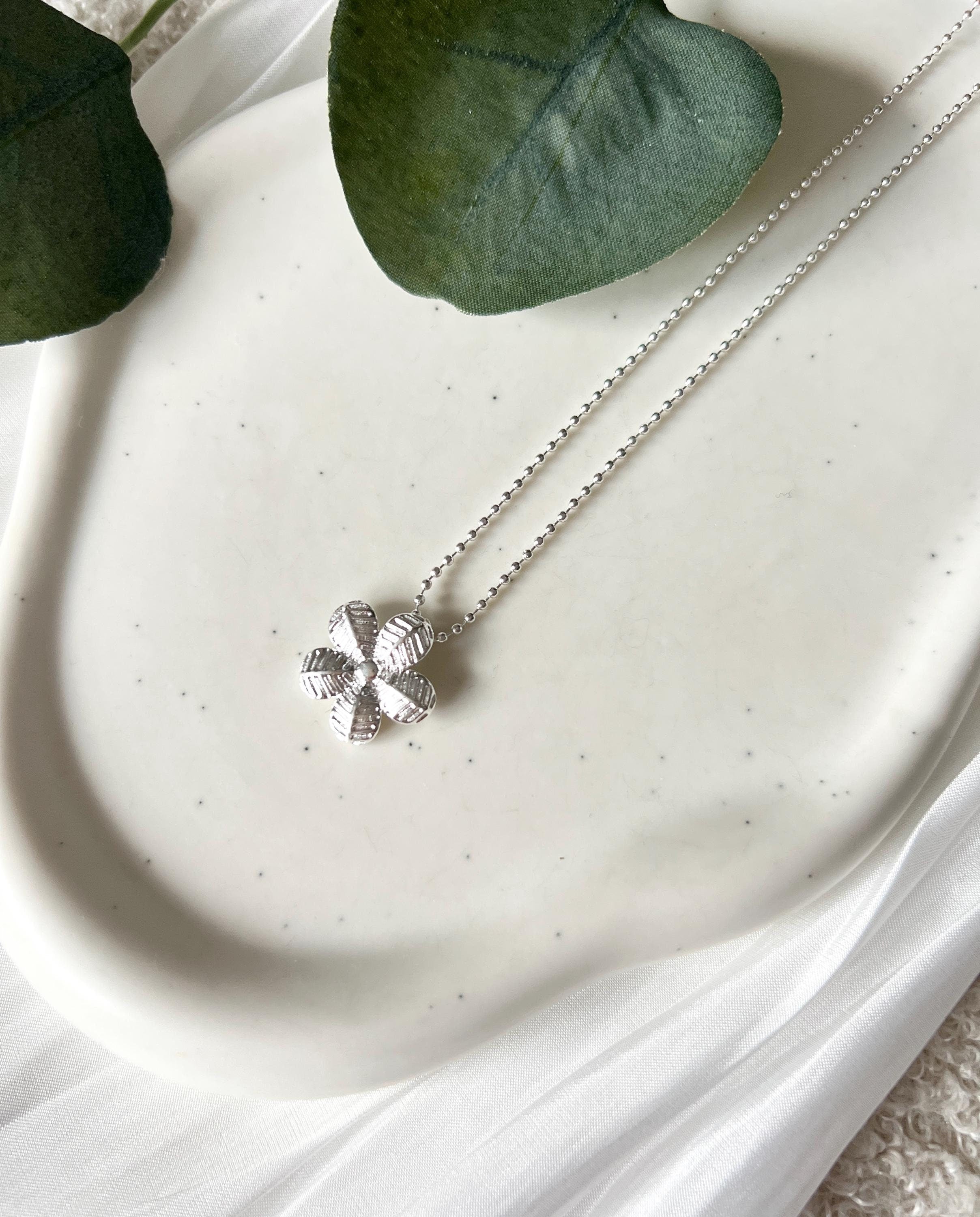 Halskette, Silber, Anhänger Blume, Brautjungfer, Kette, Kugelkette, feiner Schmuck, Geschenk für Sie, Brautschmuck, floraler Schmuck, Hochzeit
