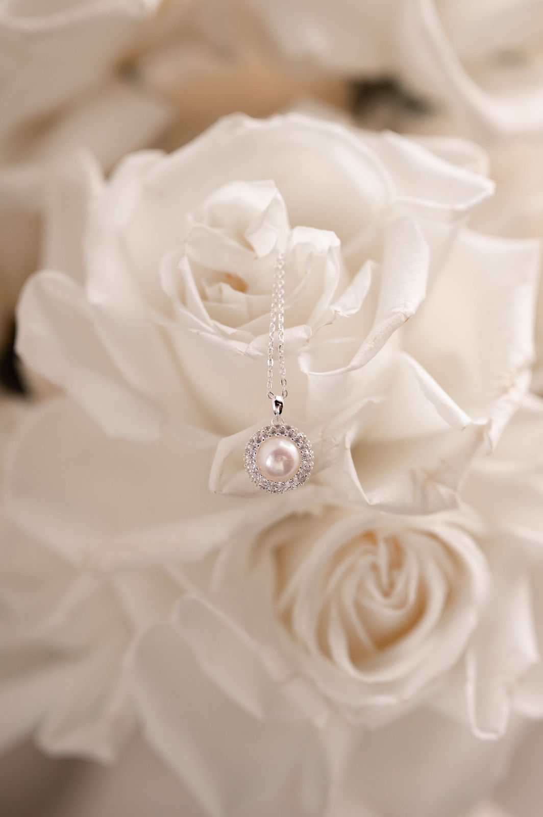 Silberne Halskette mit feinem Perlenanhänger, Perlenkette, hochwertige Perlenhalskette, Silber, Brauthalskette, eleganter Brautschmuck, Hochzeitsschmuck, Hochzeit, Trauzeugin, Brautmutter, Brautjungfer, Geschenk fuer Sie, Frauen, Frauenschmuck, Geburtstagsgeschenk, Damenschmuck, Valentinstag, Valentinstagsgeschenk