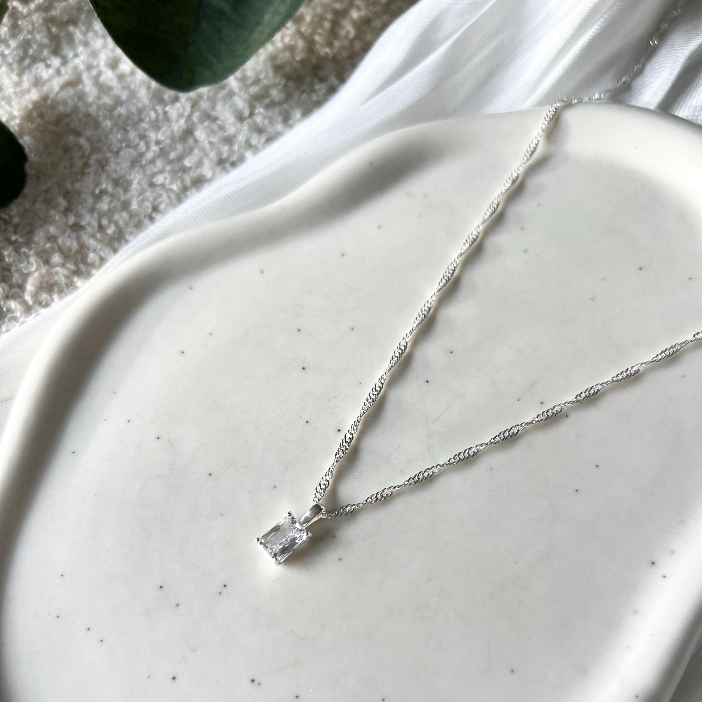 Halskette, Silber, gedrehtes Band, Kette mit Anhänger, Cubic Zirconia Anhänger, Schmuck Hochzeit, Brautschmuck, Standesamt, modern