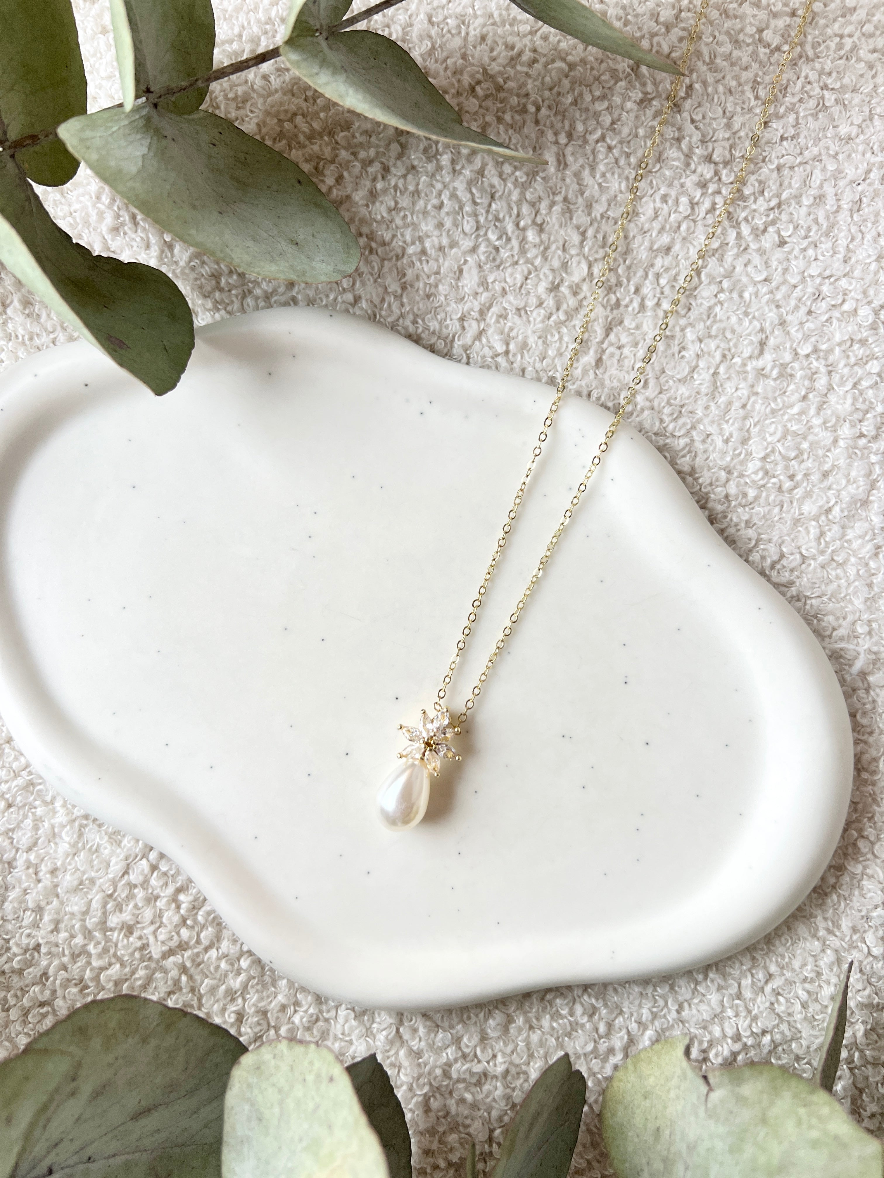 Halskette mit Perlenanhaenger, Gold, Perlenschmuck, Brauthalskette, feine Perlenhalskette, Brautschmuck, Schmuck für die Hochzeit, Schmuckbluete