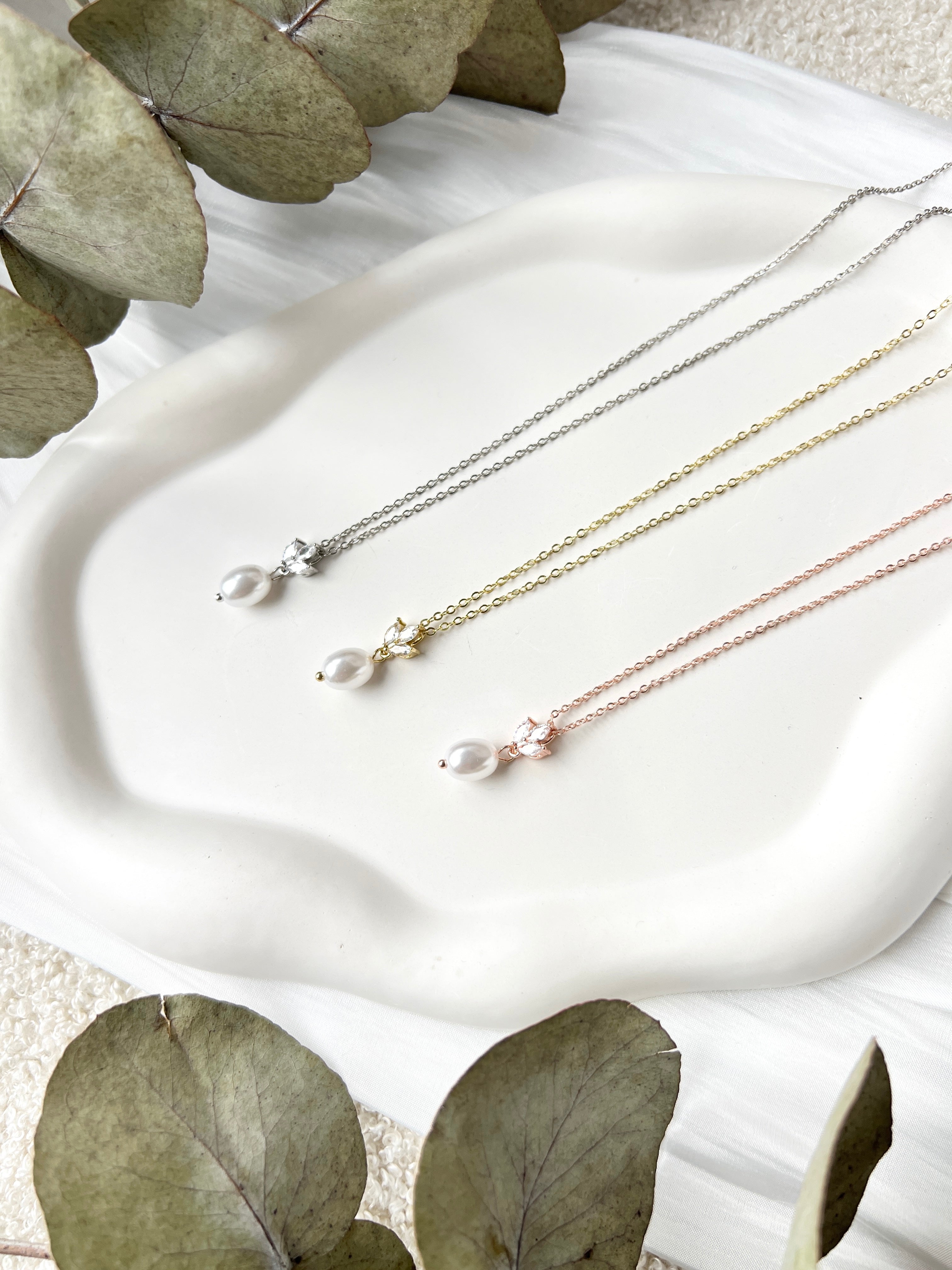 Halskette mit feinem Perlenanhänger, eleganter Brautschmuck, Silber, Gold oder Roségold, Zirkoniasteine, eleganter Schmuck Hochzeit, schicke Kette, Schmuckbluete