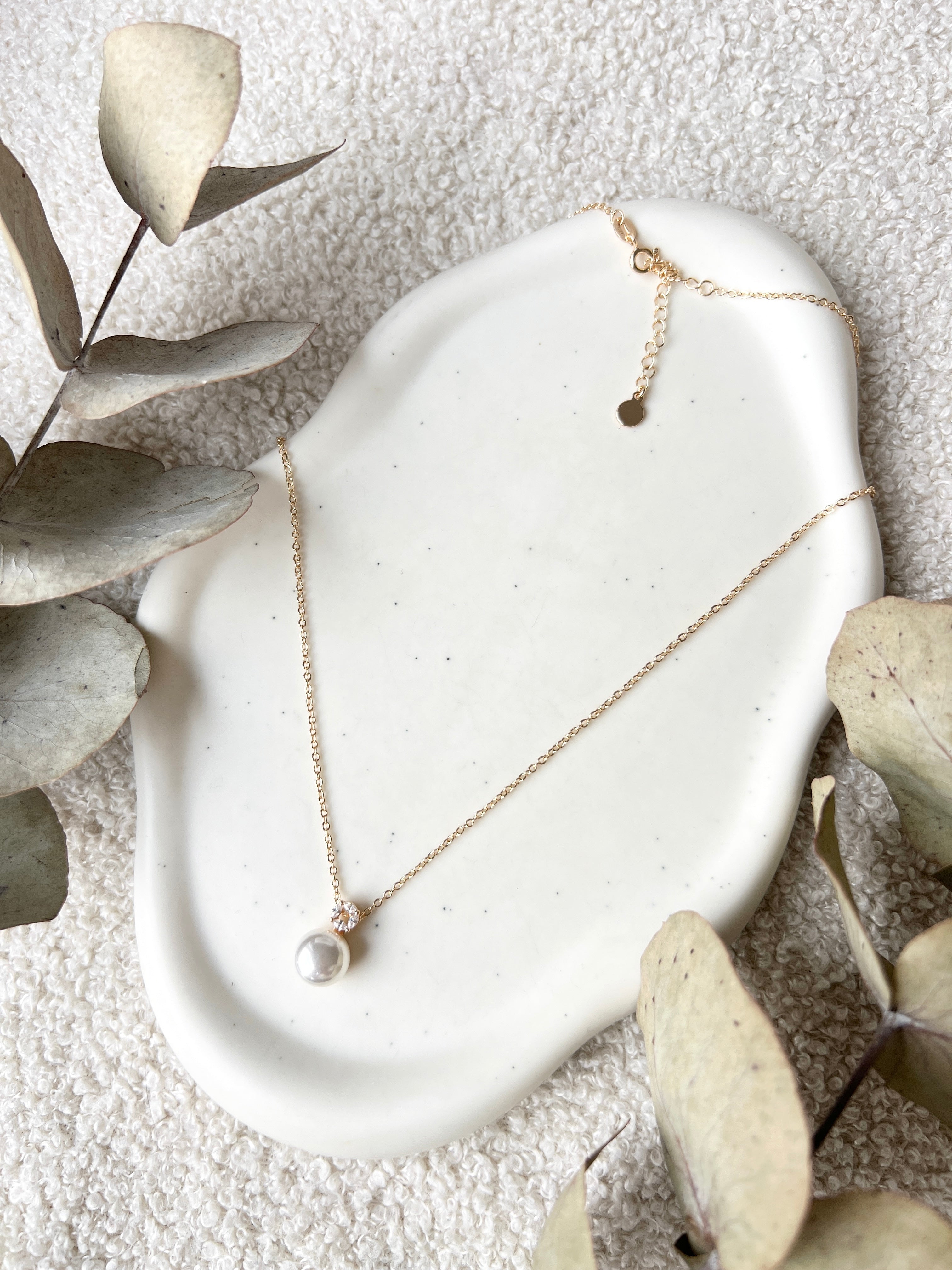 Feine Perlenhalskette, Gold, Weisse Perle, Brautschmuck, Feinschmuck, Brauthalskette, hochwertiger Perlenschmuck, Hochzeitsschmuck, moderner Schmuck, Braut, Hochzeit, Weddinginspiration