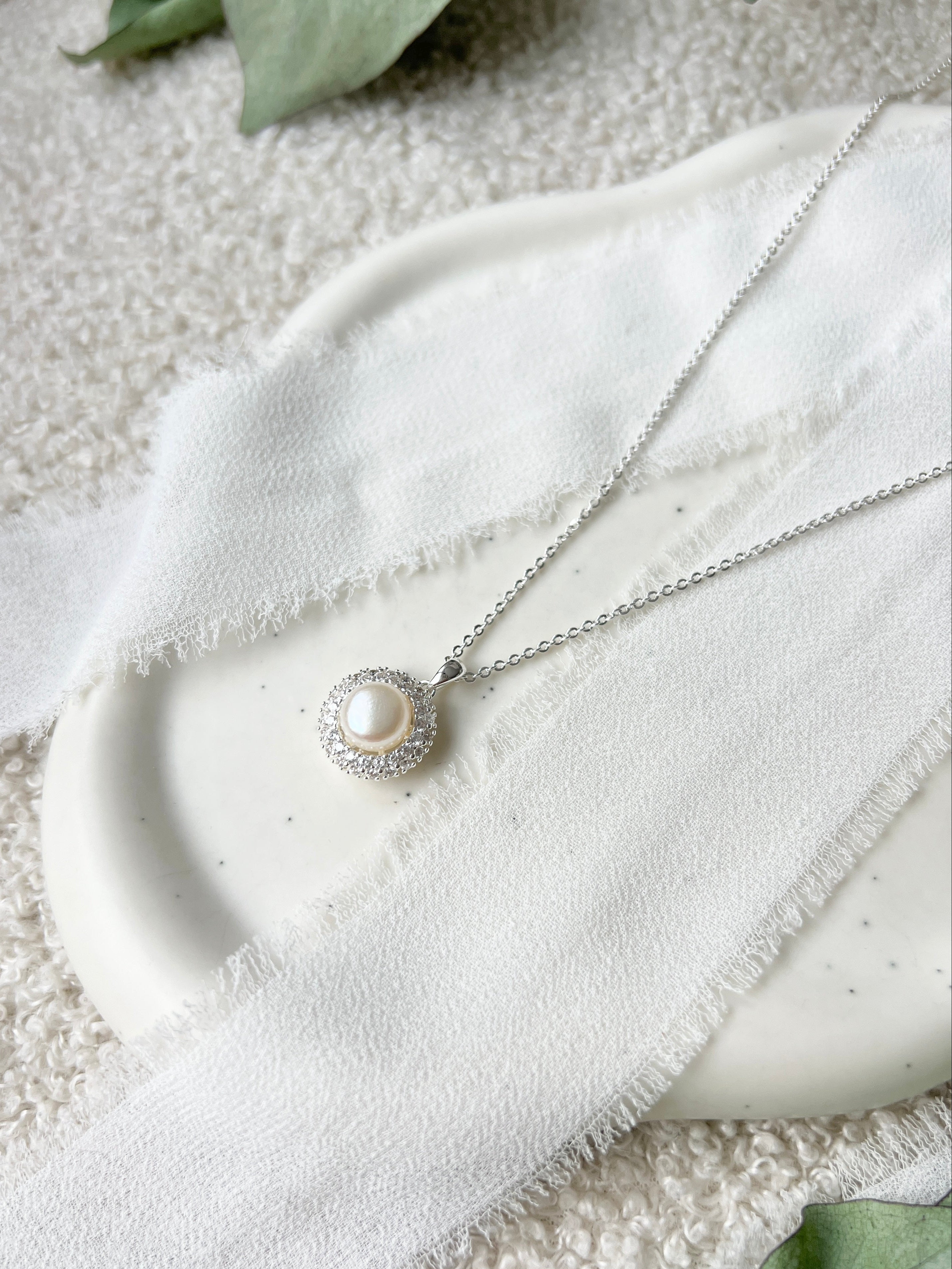 Silberne Halskette mit feinem Perlenanhänger, Perlenkette, hochwertige Perlenhalskette, Silber, Brauthalskette, eleganter Brautschmuck, Hochzeitsschmuck, Hochzeit, Trauzeugin, Brautmutter, Brautjungfer, Geschenk fuer Sie, Frauen, Frauenschmuck, Geburtstagsgeschenk, Damenschmuck, Valentinstag, Valentinstagsgeschenk