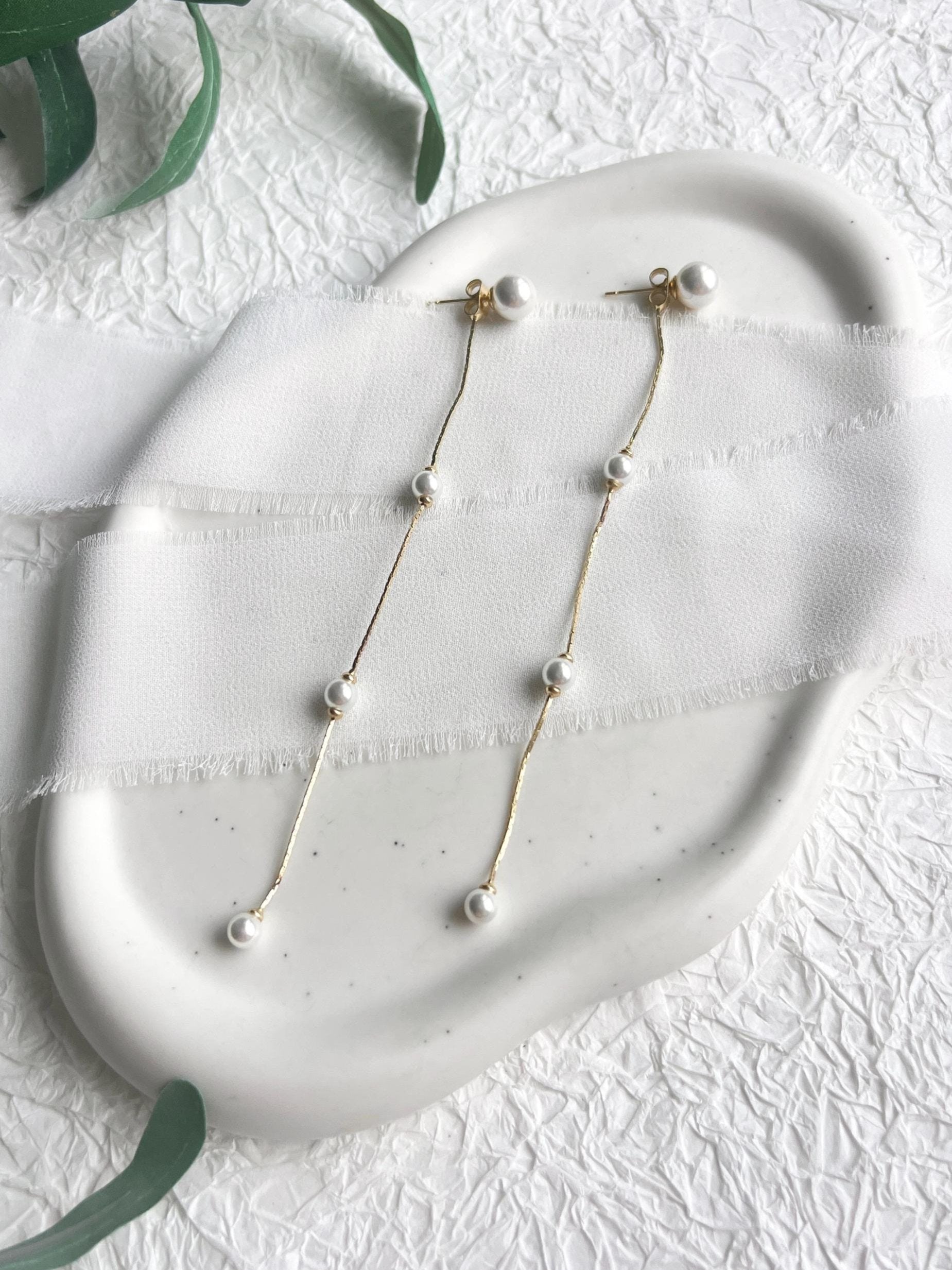 Perlenohrringe, Schmuck Hochzeit, Gold, weiße Perlen, Ohrringe Braut, Brautschmuck, Brautohrringe, moderne Hängeohrringe standesamt, Ohrstecker Brautjungfer