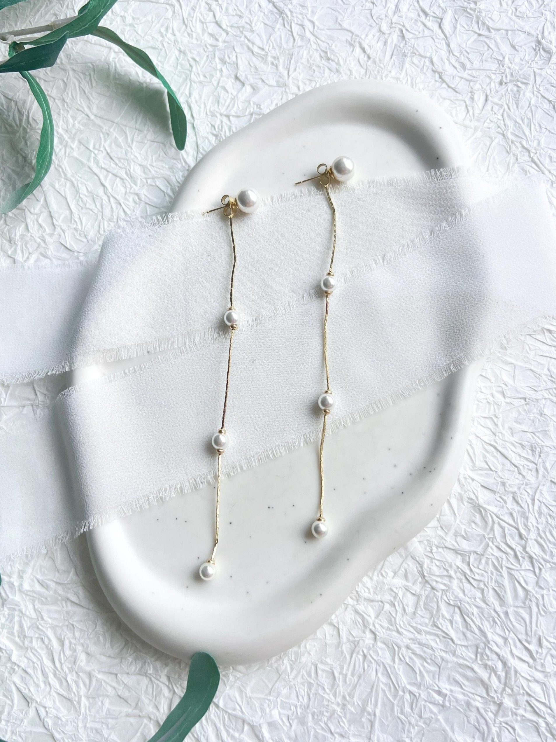 Perlenohrringe, Schmuck Hochzeit, Gold, weiße Perlen, Ohrringe Braut, Brautschmuck, Brautohrringe, moderne Hängeohrringe standesamt, Ohrstecker Brautjungfer