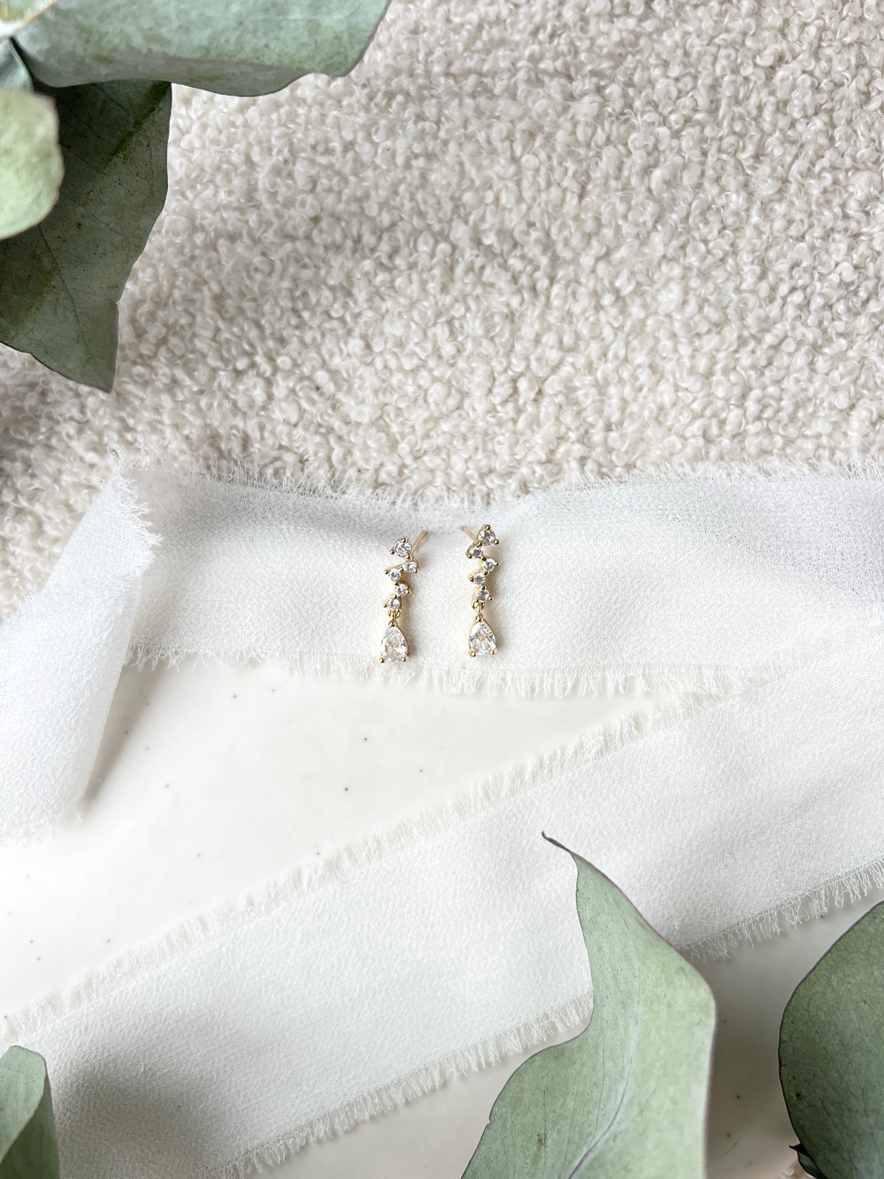 Feine baumelnde Ohrstecker, Ohrringe fuer die Braut, Gold, goldene Brautohrringe, eleganter Brautschmuck, Brautmode, Weddinginspiration, Bride to be, Hochzeit, hochwertiger Hochzeitsschmuck, Brautjungfer, Trauzeugin, Geschenk für Sie, Damenschmuck, Schmuck fuer Frauen, Valentinstag, Geburtstagsgeschenk