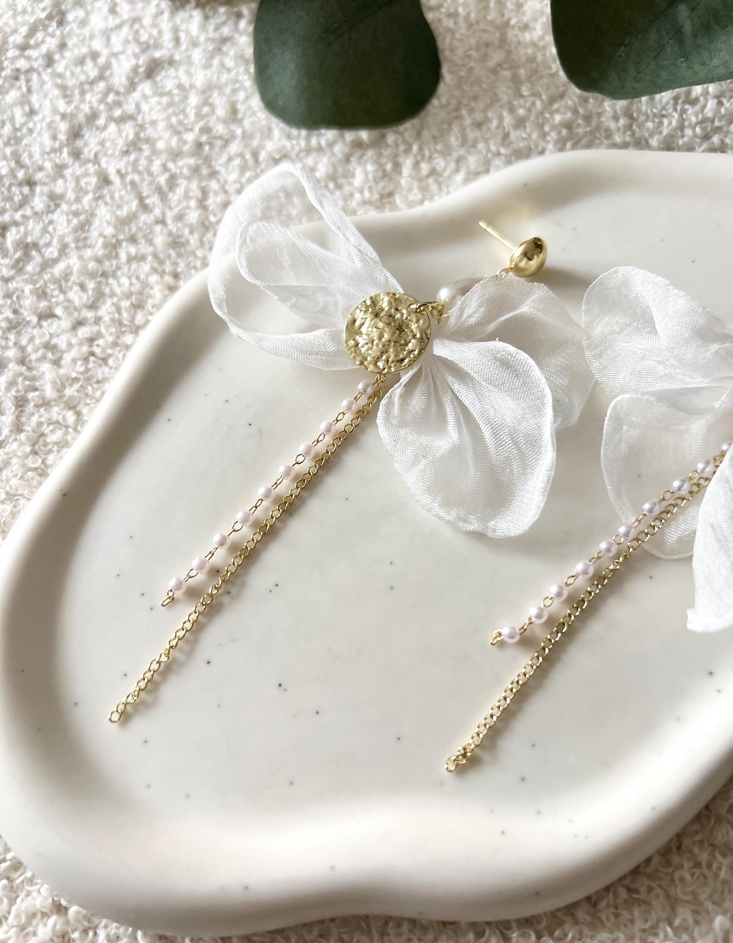 moderne Ohrringe Braut, Brautschmuck, weiß und Gold, elegante lange Hängeohrringe, weiße Perlen, Schmuck Standesamt Hochzeit, große Brautohrringe, extravagant, feiner Hochzeitsschmuck, Perlenschmuck