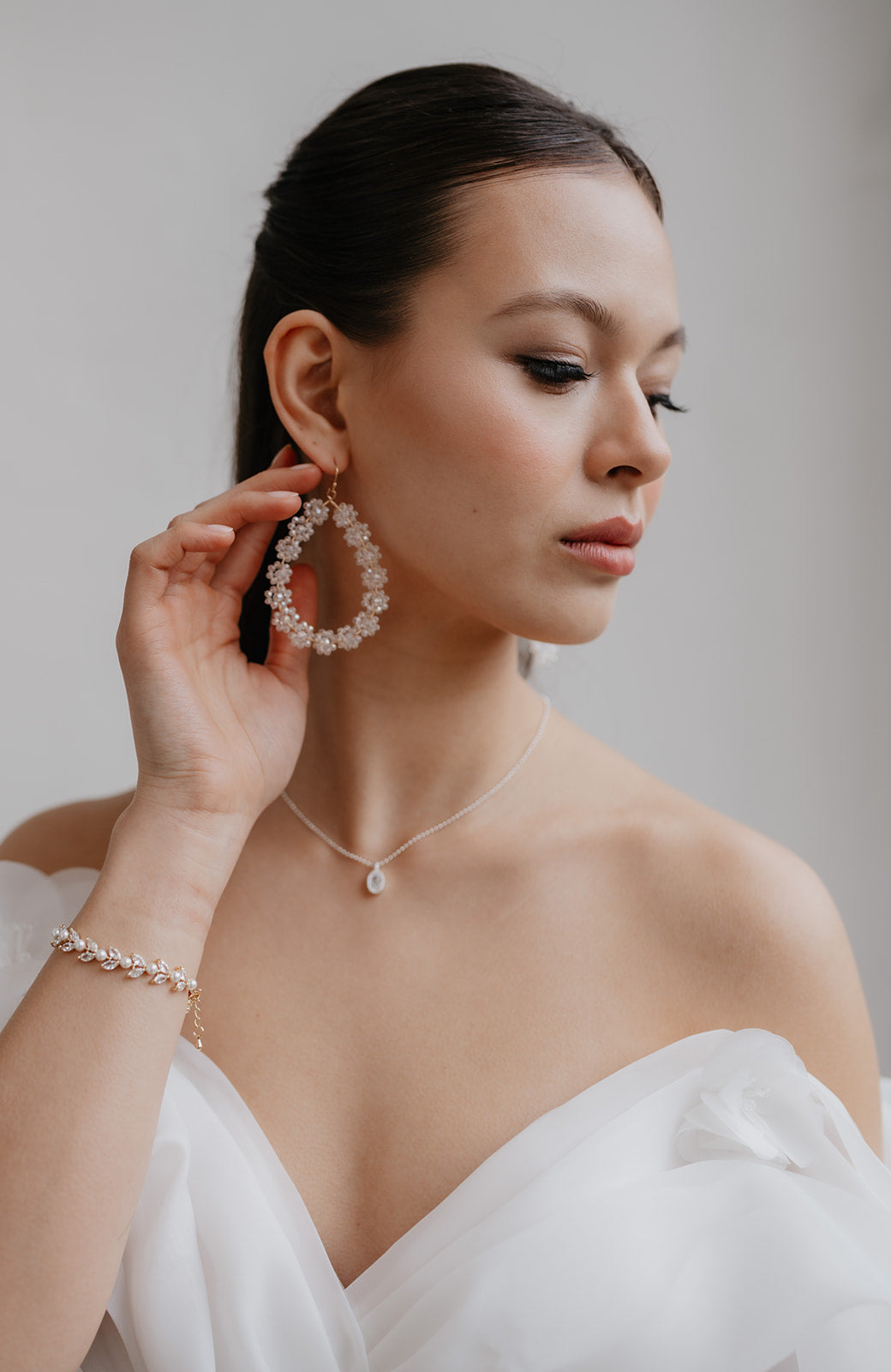 Feine goldene Ohrringe mit transparenten zarten Perlen, ovale Brautohrringe, hochwertiger Brautschmuck, Schmuck fuer die Hochzeit