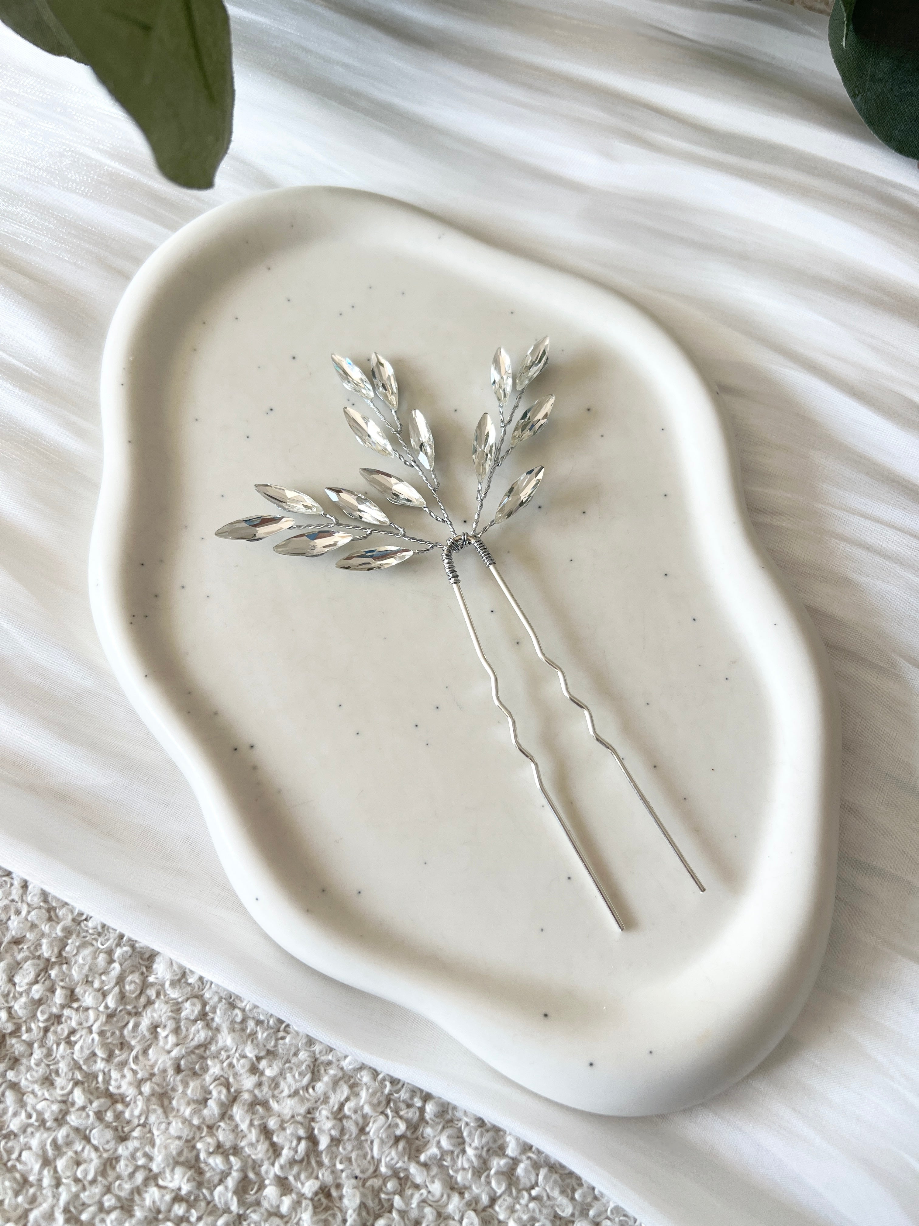 Haarnadel welche mit feinen laenglichen Strasssteinen verziert ist, Silber, Brauthaarschmuck, eleganter Haarschmuck, hochwertige glaenzende Haarspange, funkelnder Brautschmuck fuer die Brautfrisur, silberner Hochzeitsschmuck, Schmuck Hochzeit