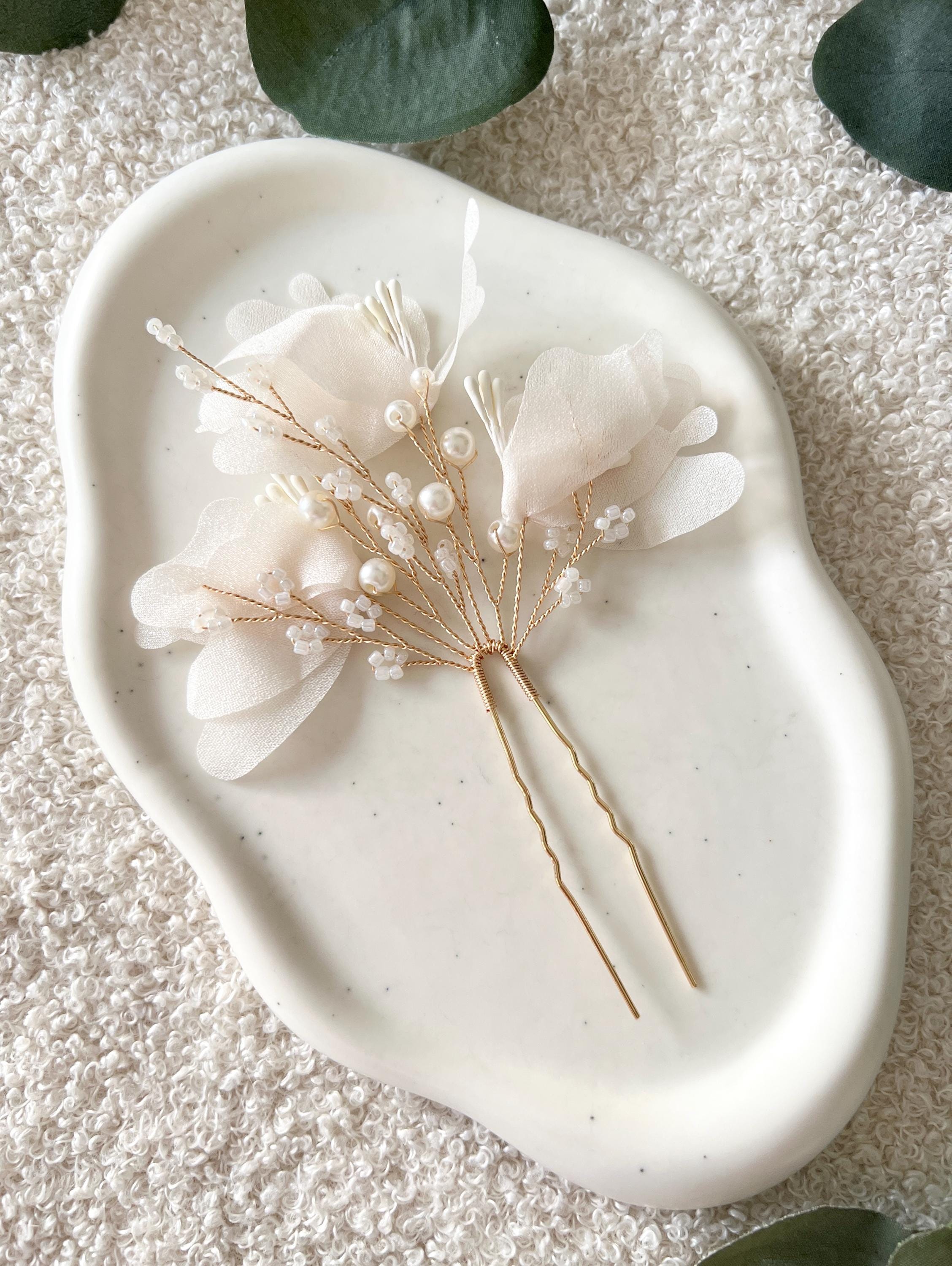 Haarnadel, gold, Blütenblätter, feine weisse Perlen, Brautschmuck, Hochzeit, Hochzeitsschmuck, eleganter Brauthaarschmuck