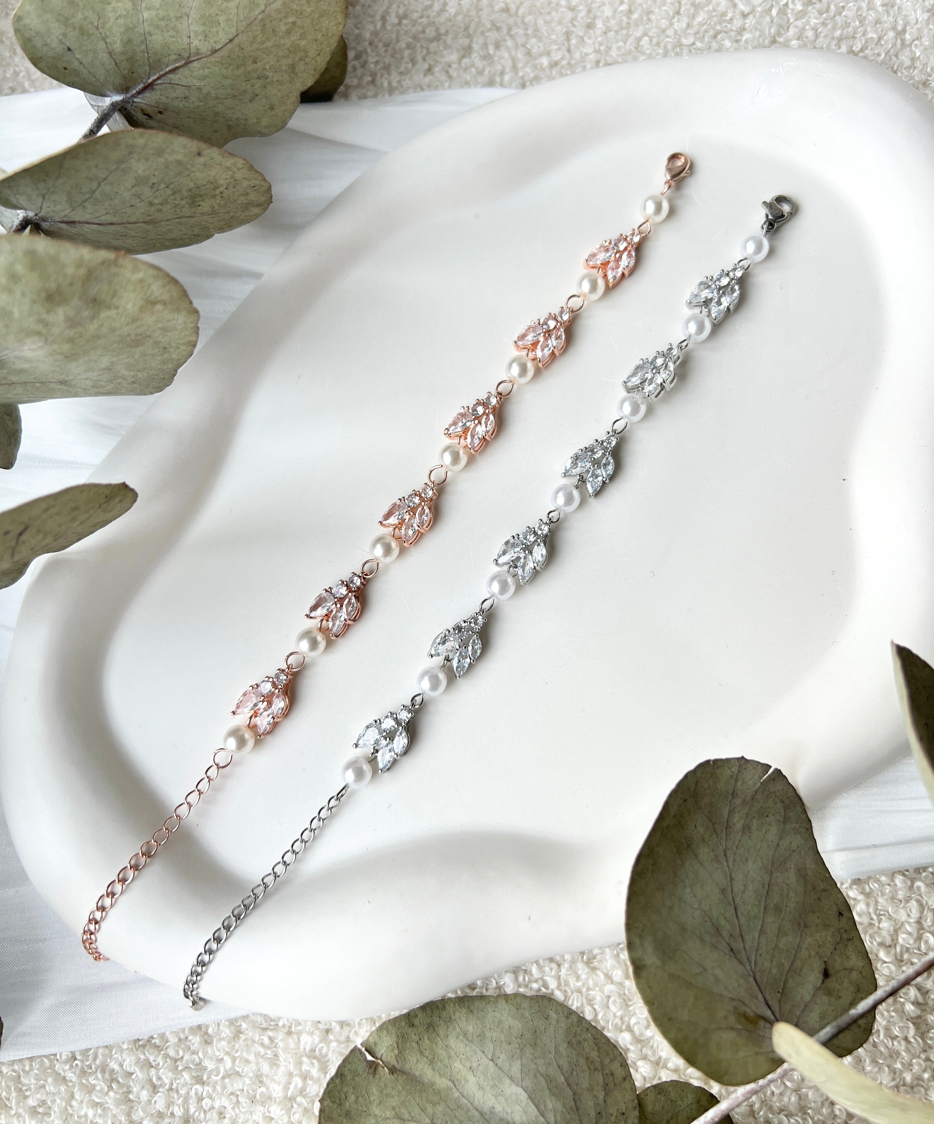 Armband mit funkelnden Steinen aus Glass und weißen Perlen, Silber oder Roségold, feiner Brautschmuck, elegantes Brautarmband, Schmuck fuer Sie, Geschenk Frauen, Hochzeit, glaenzender Armschmuck, Brautjungfer, Weihnachtsgeschenk, Perlenarmband, Perlenschmuck, Damenschmuck