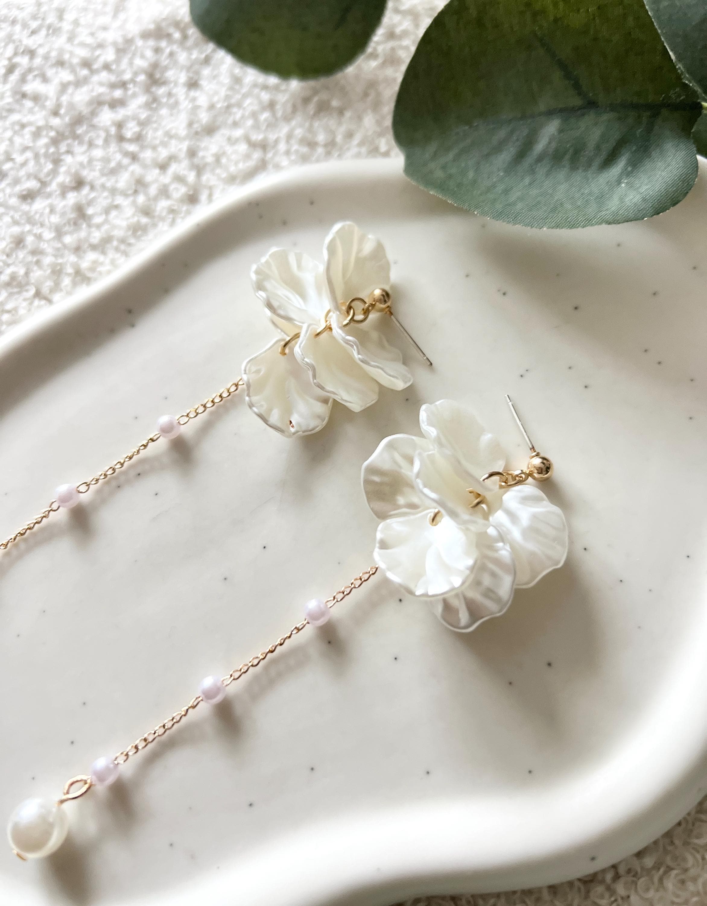 Brautohrringe, gold und weiß, Blätter, Perlmuttoptik, weiße Perlen, lange Hängeohrringe, Brautschmuck, Ohrstecker, moderne Brautohrringe Standesamt, Schmuck Hochzeit