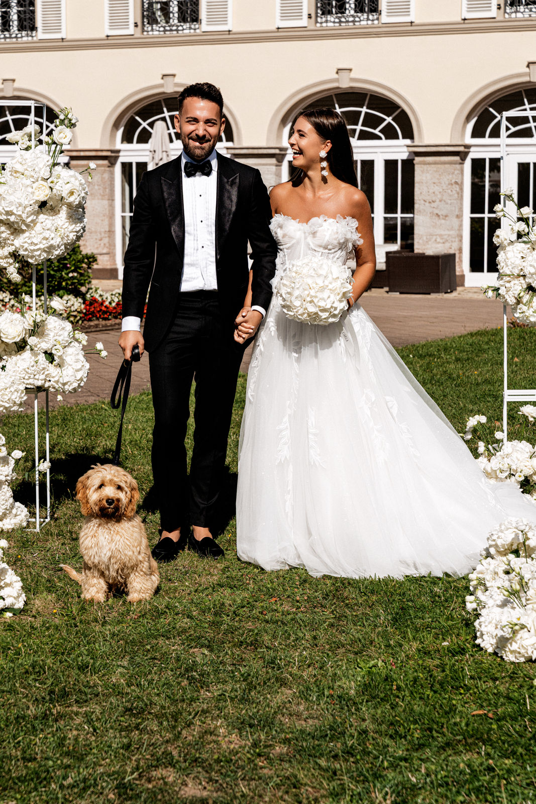 Lange Blütenohrringe, Weiße Blumen, Goldene Details, elegante Brautohrringe, feiner Brautschmuck, milchig-weiss, Hochzeitsschmuck, Schmuck Hochzeit, Statementschmuck, Ohrringe Standesamt, Blumenschmuck, Weddinginspiration, Bridalinspo, Bride to be, Earrings, Styled Shooting, modern Wedding