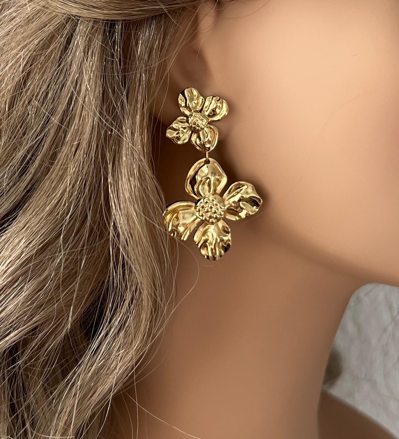 Goldene große Brautohrringe, moderne Ohrringe mit glaenzenden Blumen, feine Brautohrringe, Schmuck Hochzeit, lange Haengeohrringe, Ohrstecker, Brautjungfer, Damenschmuck, Ohrschmuck Frauen, eleganter Brautschmuck, Schmuckbuete