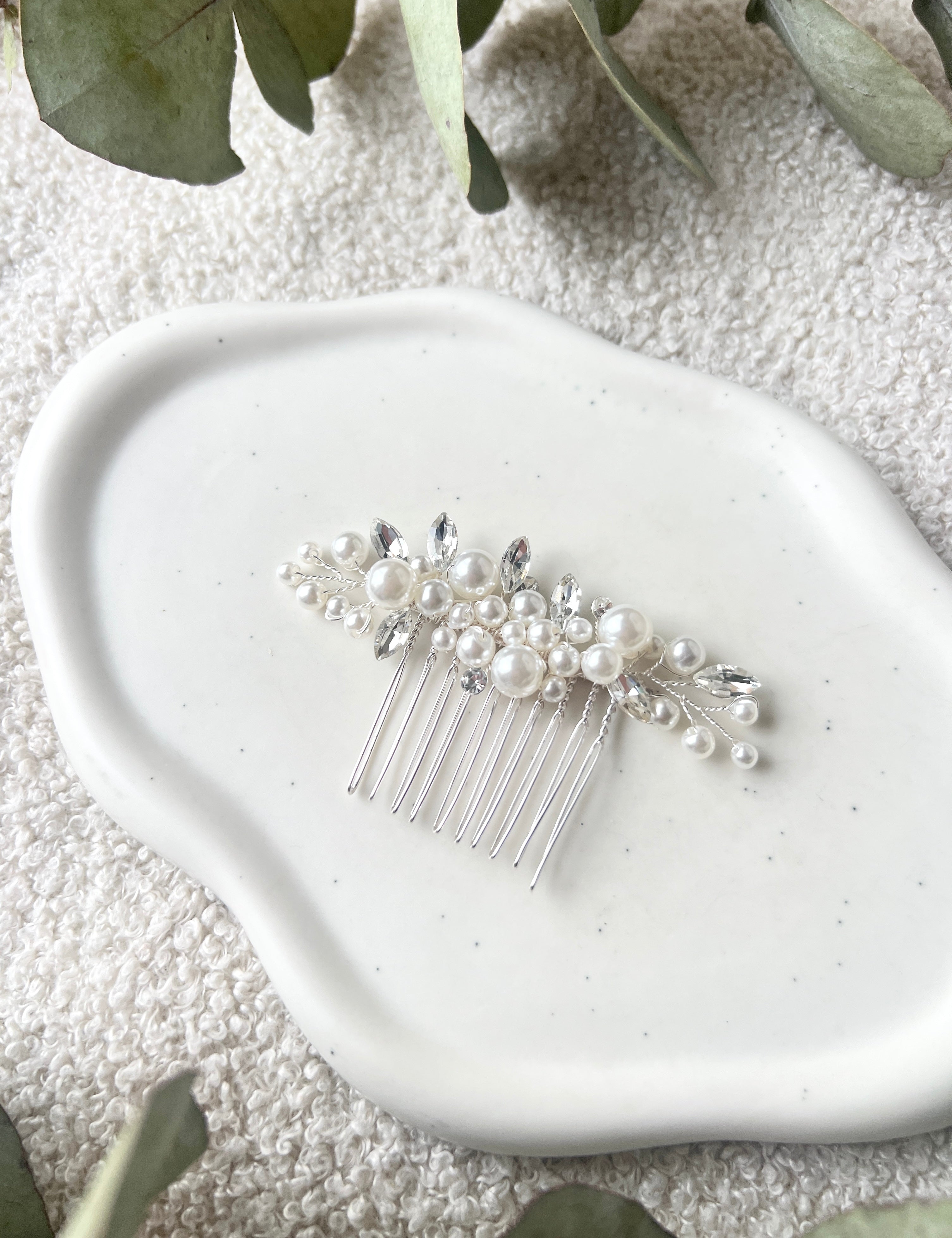 Feiner silberner Brauthaarschmuck eleganter Haarkamm, Brautschmuck mit glaenzenden Strasssteinen, Brautfrisur, Schmuck fuer die Hochzeit, Haarschmuck