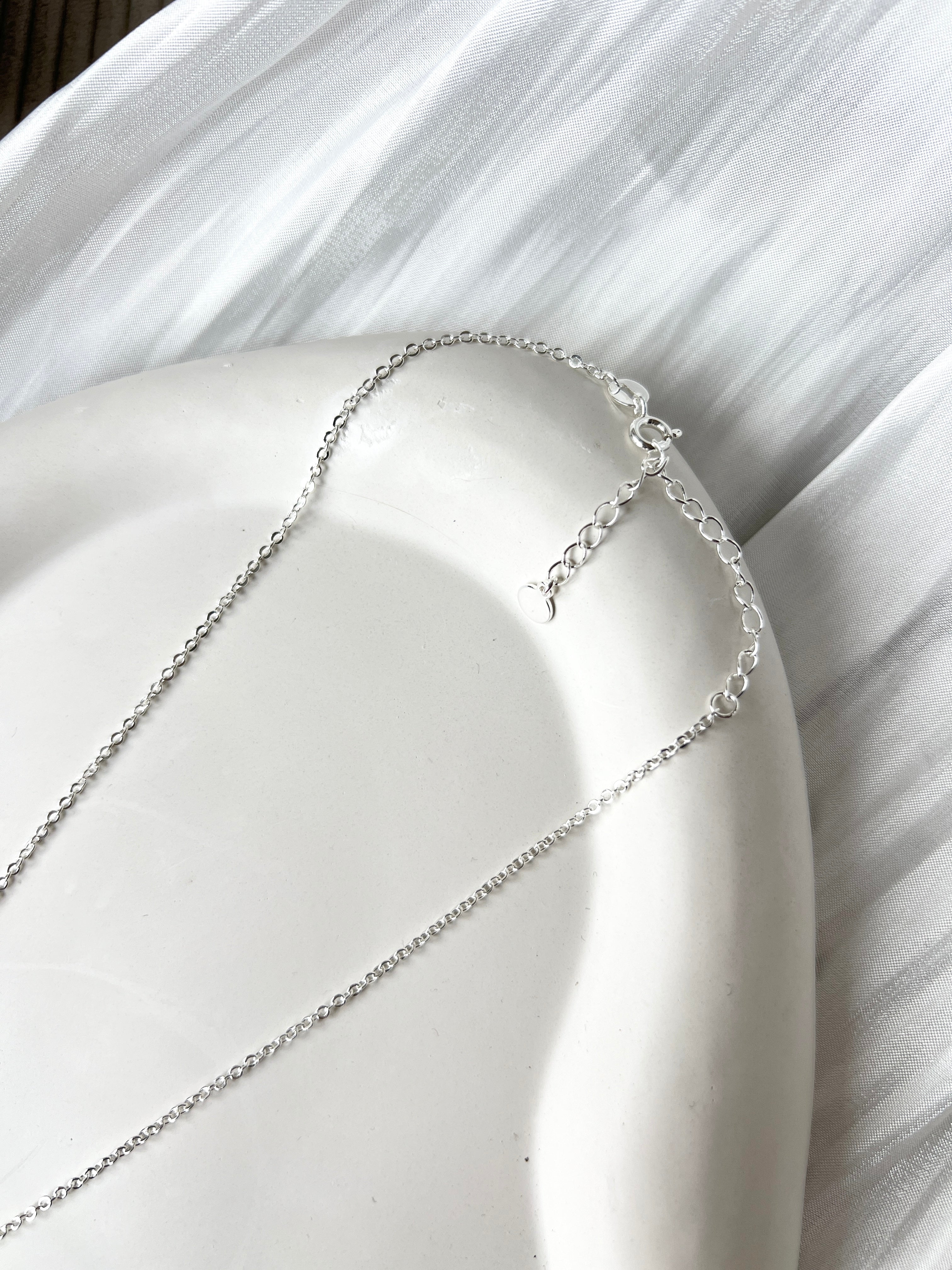 Elegante Halskette mit Perlenanhänger, silberne zarte Kette, feiner Schmuck