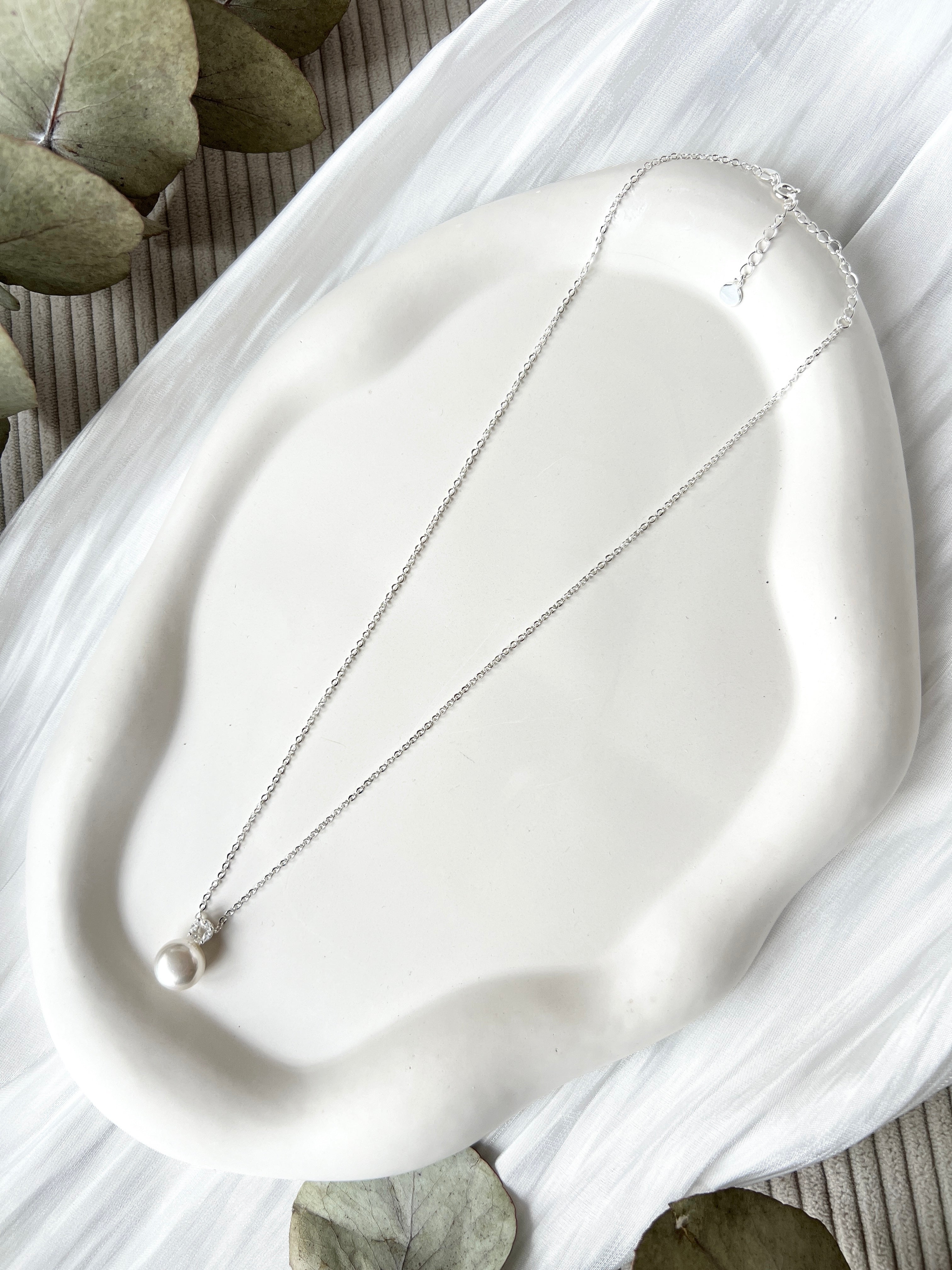 Elegante Halskette mit Perlenanhänger, silberne zarte Kette, feiner Schmuck