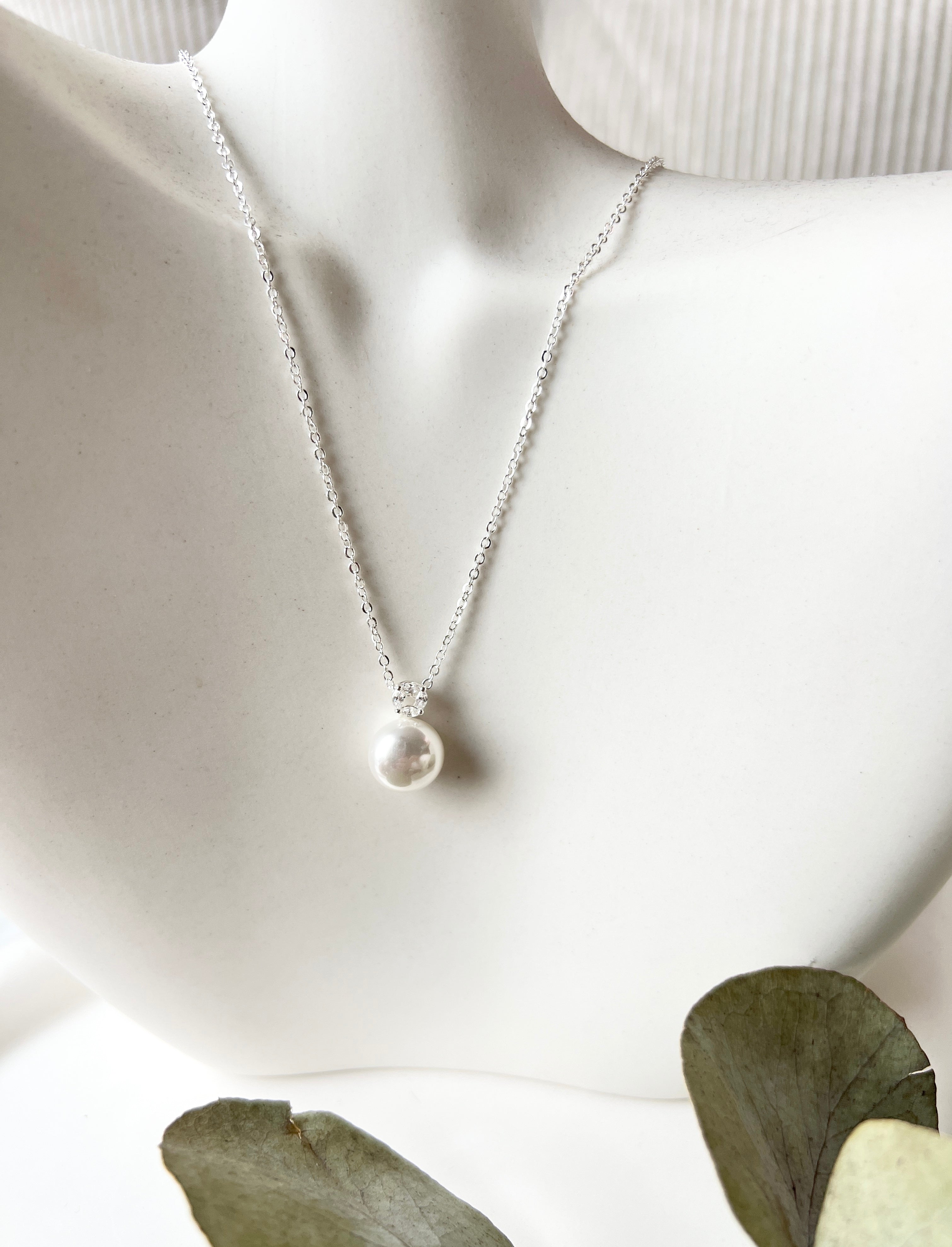 Elegante Halskette mit Perlenanhänger, silberne zarte Kette, feiner Schmuck