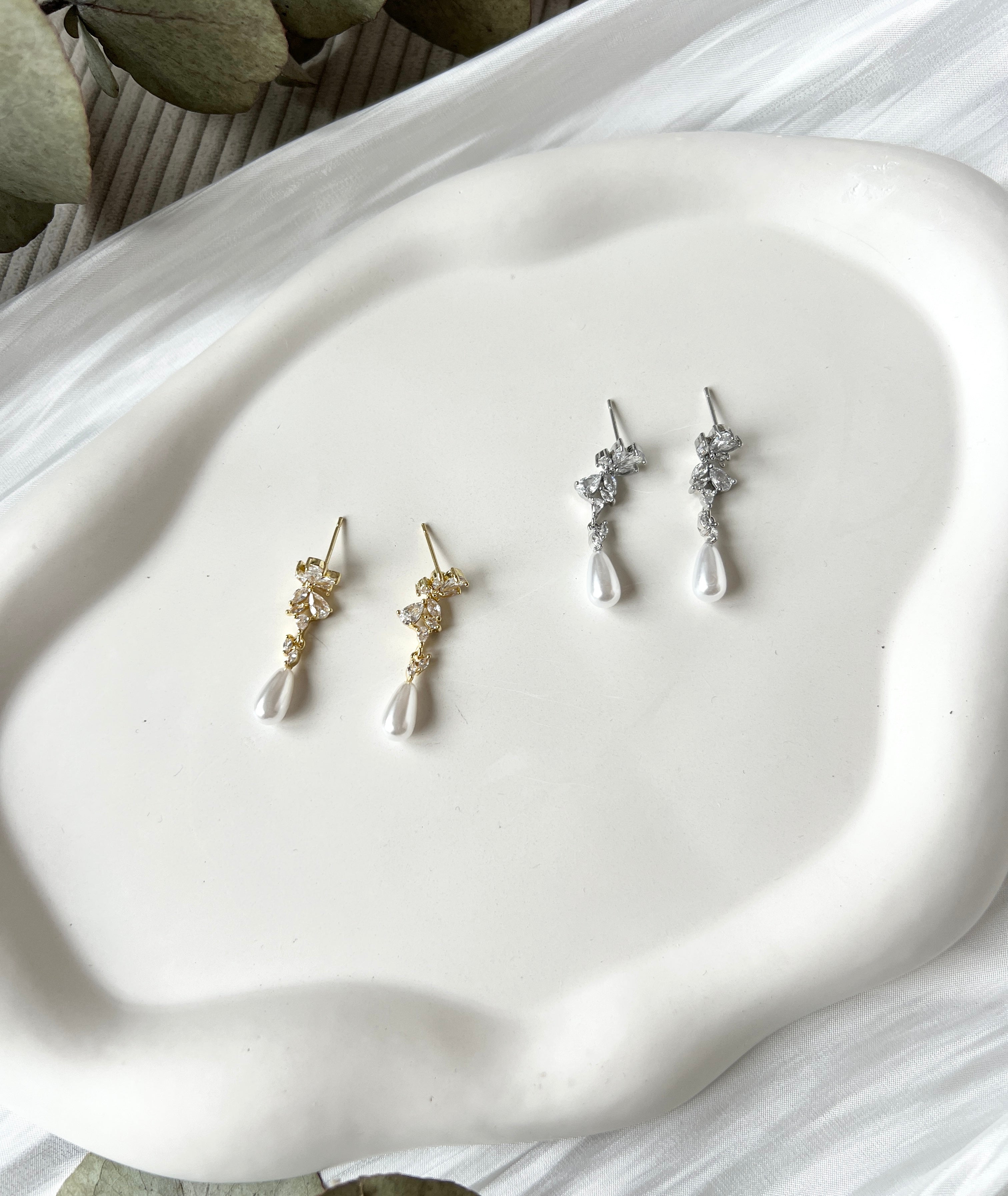 Hängende Perlenohrstecker mit ovalen weißen Perlen und funkelnden Zirkoniasteinen, moderne Brautohrringe, Gold oder Silber, Ohrringe fuer Frauen, Elegante Ohrstecker fuer die Braut, Brautjungfer oder Trauzeugin, hochwertiger Schmuck Hochzeit, Geschenk fuer Sie, Weihnachtsgeschenk Frauen, feiner Damenschmuck