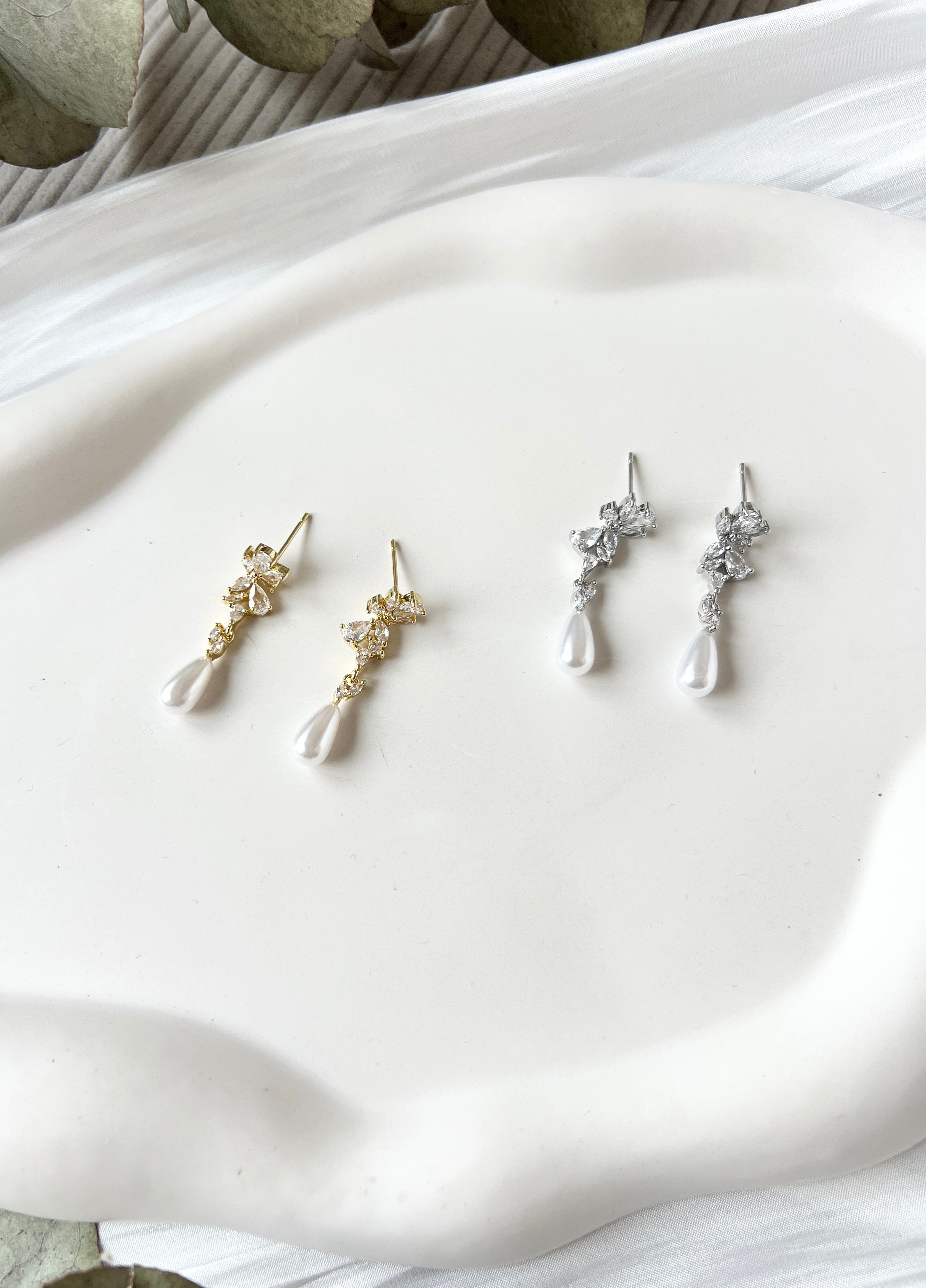 Hängende Perlenohrstecker mit ovalen weißen Perlen und funkelnden Zirkoniasteinen, moderne Brautohrringe, Gold oder Silber, Ohrringe fuer Frauen, Elegante Ohrstecker fuer die Braut, Brautjungfer oder Trauzeugin, hochwertiger Schmuck Hochzeit, Geschenk fuer Sie, Weihnachtsgeschenk Frauen, feiner Damenschmuck