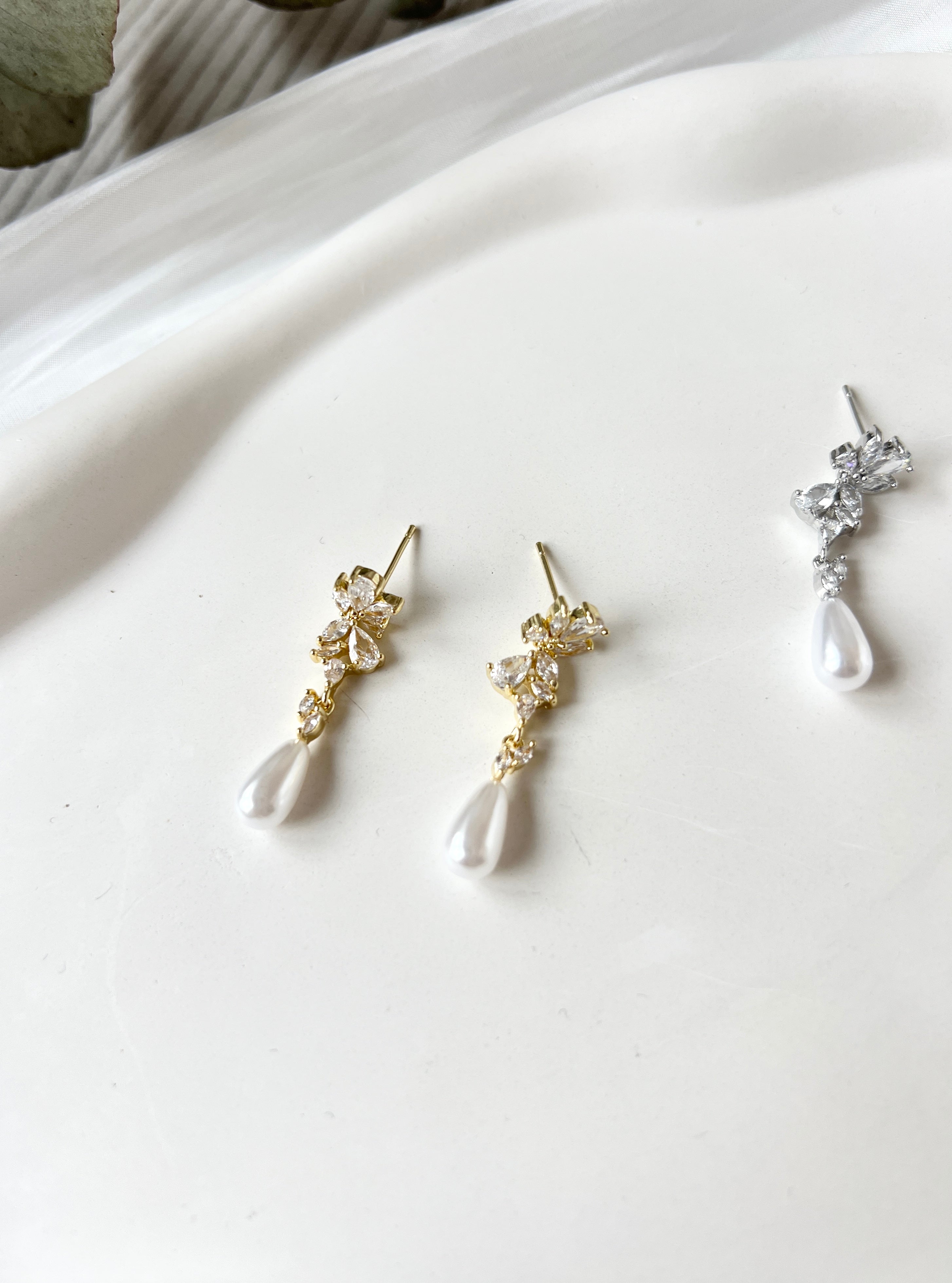 Hängende Perlenohrstecker mit ovalen weißen Perlen und funkelnden Zirkoniasteinen, moderne Brautohrringe, Gold oder Silber, Ohrringe fuer Frauen, Elegante Ohrstecker fuer die Braut, Brautjungfer oder Trauzeugin, hochwertiger Schmuck Hochzeit, Geschenk fuer Sie, Weihnachtsgeschenk Frauen, feiner Damenschmuck