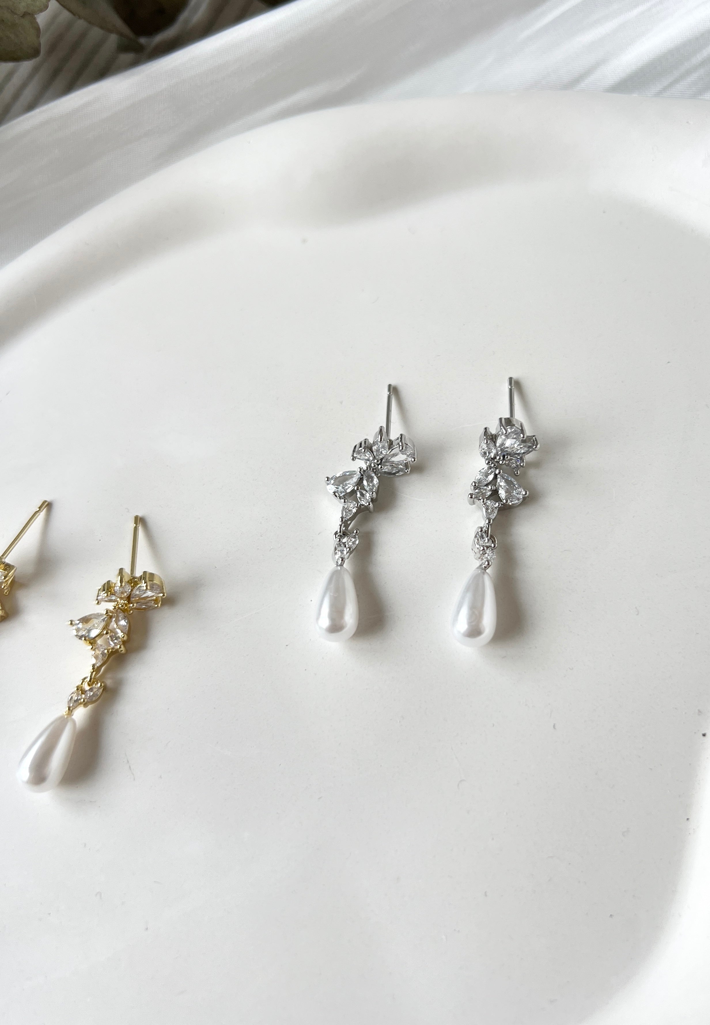 Hängende Perlenohrstecker mit ovalen weißen Perlen und funkelnden Zirkoniasteinen, moderne Brautohrringe, Gold oder Silber, Ohrringe fuer Frauen, Elegante Ohrstecker fuer die Braut, Brautjungfer oder Trauzeugin, hochwertiger Schmuck Hochzeit, Geschenk fuer Sie, Weihnachtsgeschenk Frauen, feiner Damenschmuck