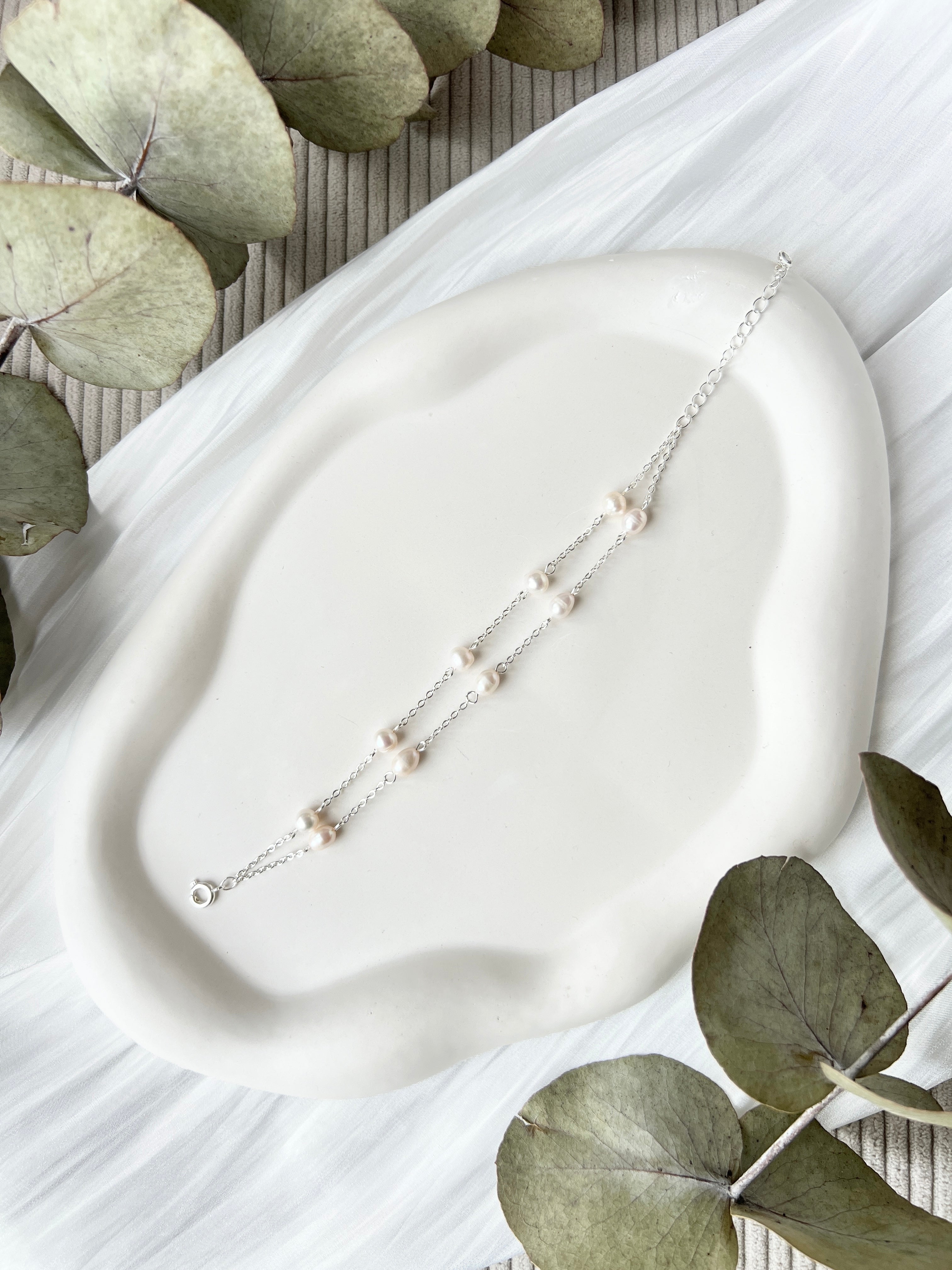 Armband, Silber, Brautschmuck, weiße Perlen, Perlenschmuck, Perlenarmband, feines Brautarmband, hochwertiger Schmuck, Hochzeit, Geschenk fuer Sie, Damenschmuck, Weihnachtsgeschenk Frauen, Armschmuck