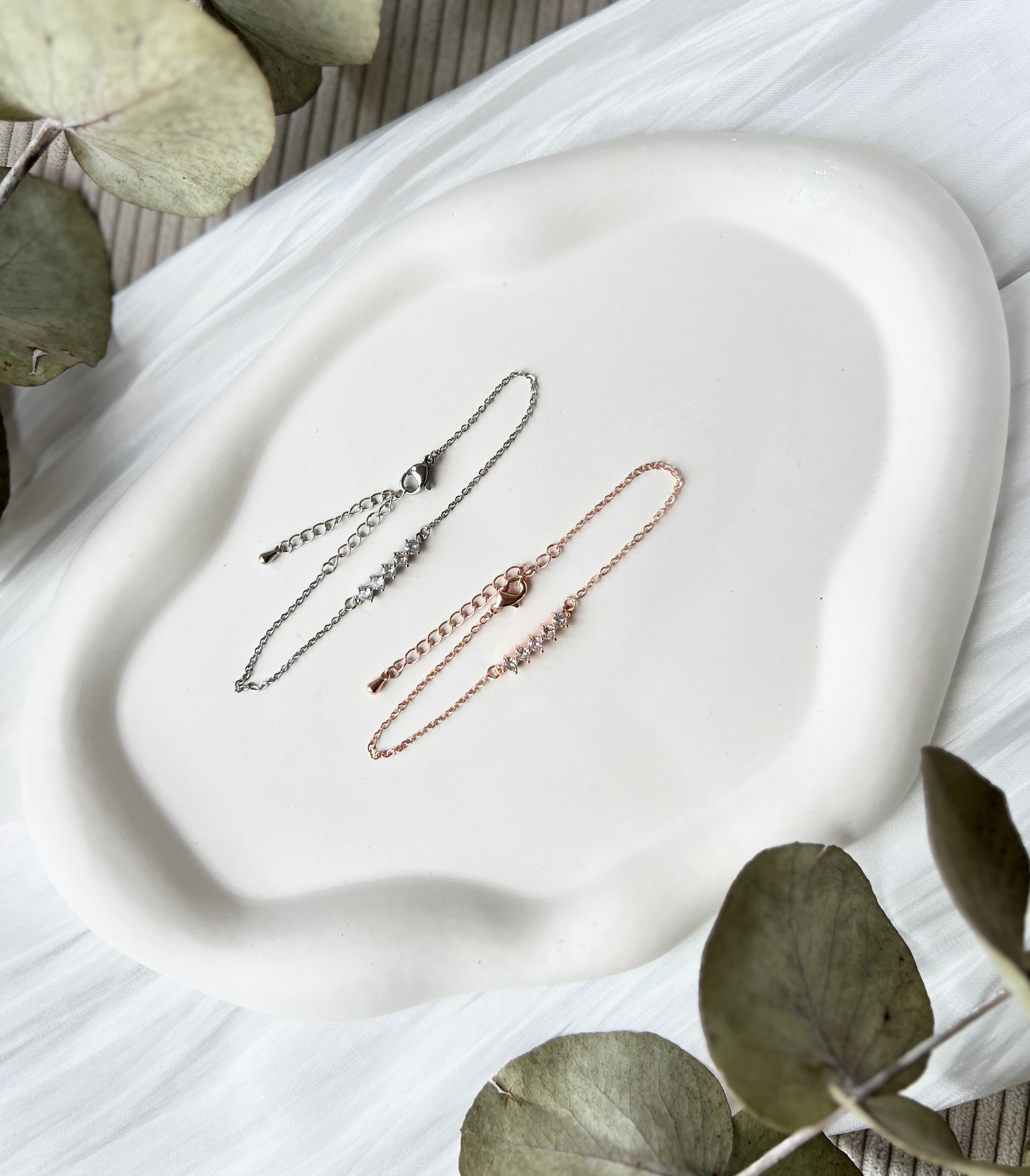 Armband, Roségold oder Silber, Roségoldenes Brautarmband, Schmuck Hochzeit, glaenzendes Armband mit Zirkoniasteinen, Blume, verstellbar, Brautjungfer, Damenschmuck, Geschenk fuer Sie, Weihnachtsgeschenk, Geburtstagsgeschenk, silberner Brautschmuck, moderner Brautlook, Weddinginspiration