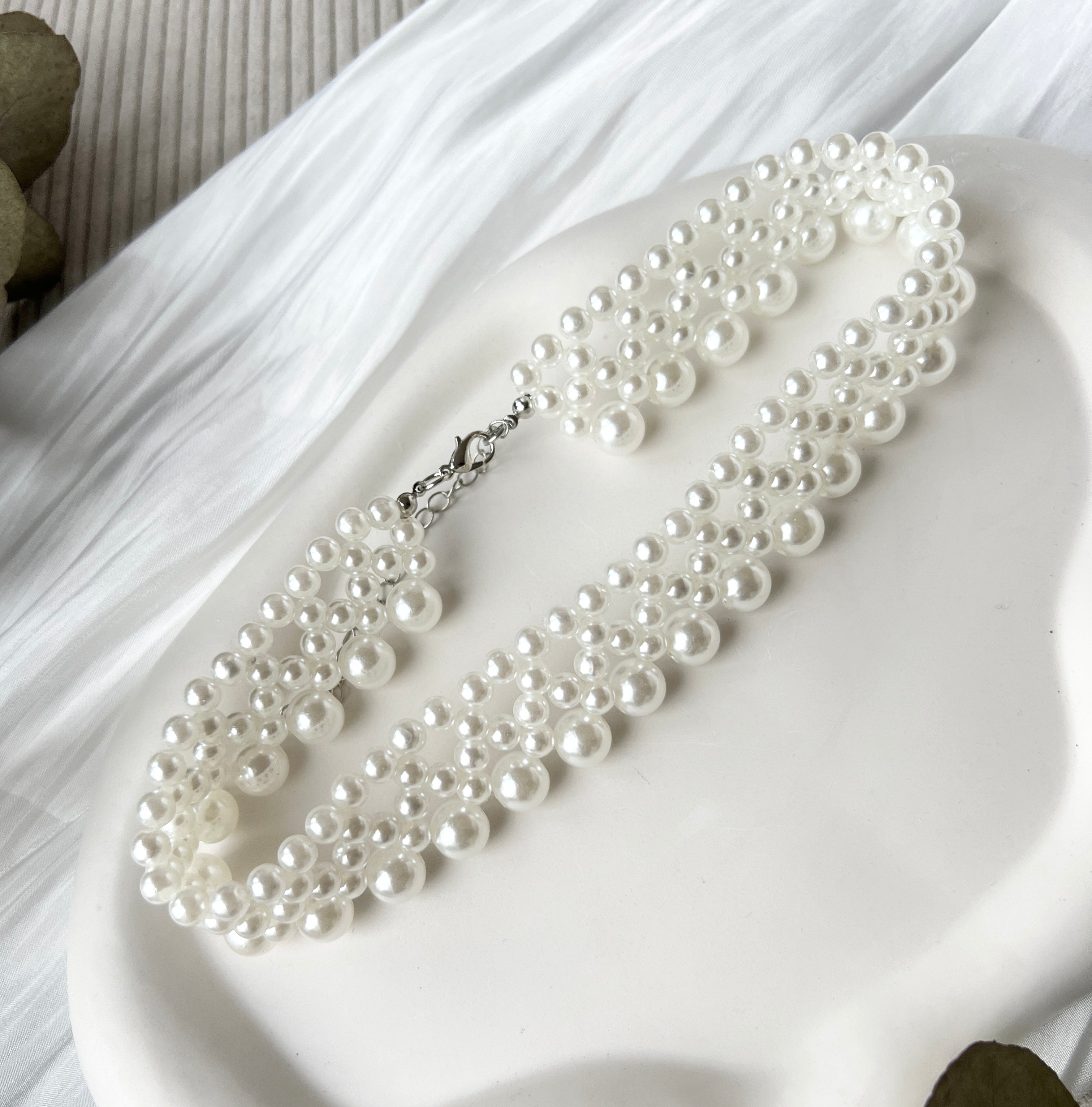 Moderne Perlenhalskette, Brautschmuck mit weissen Perlen, schicker Perlenschmuck, kurze Kette, Statementschmuck, Halskette fuer die Braut, Standesamtlook, Weddinginspiration, Choker, Hochzeitsschmuck, Schmuck Hochzeit