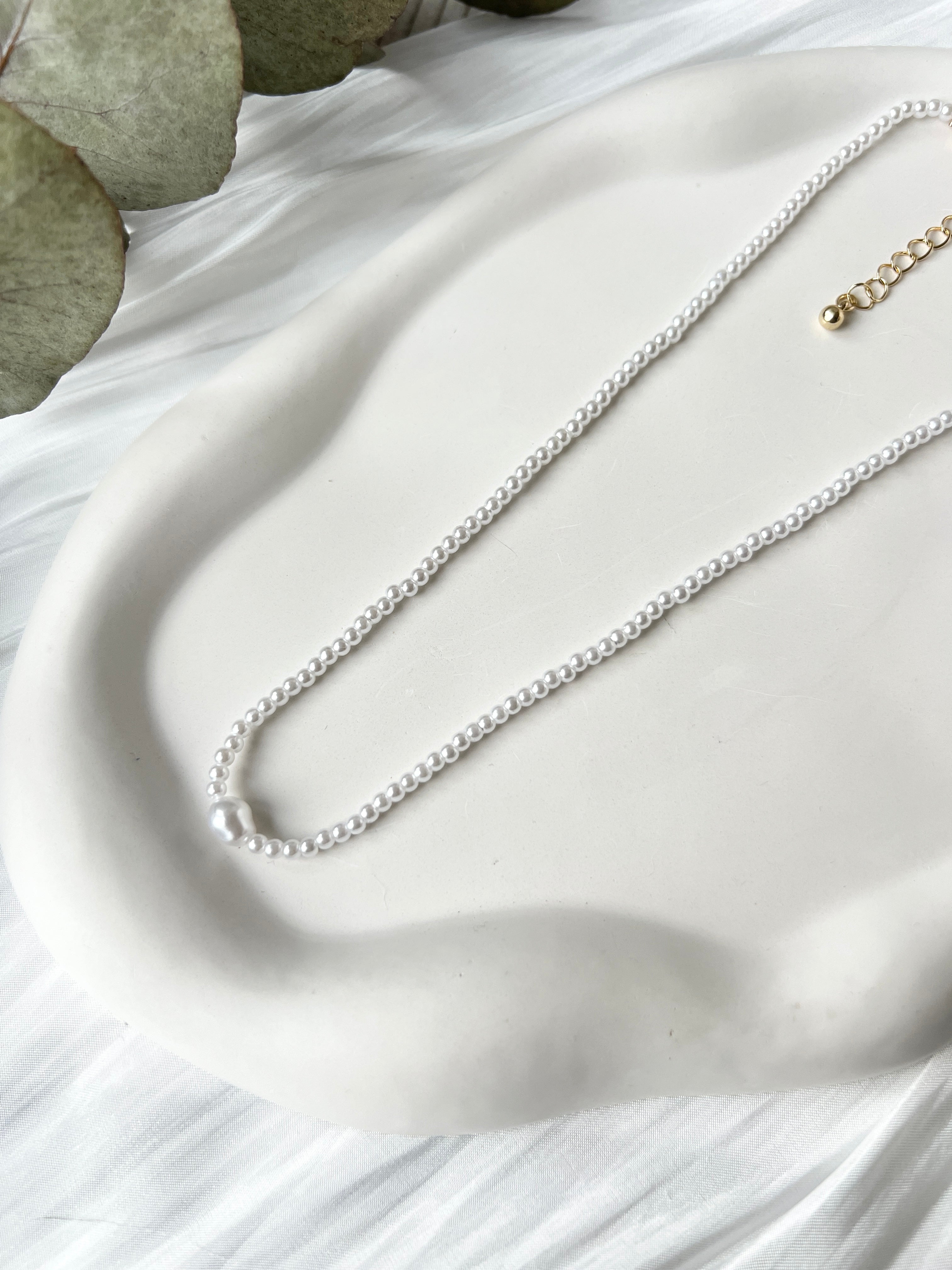 Perlenhalskette, Weiße Perlen, goldener Verschluss, kurze Halskette