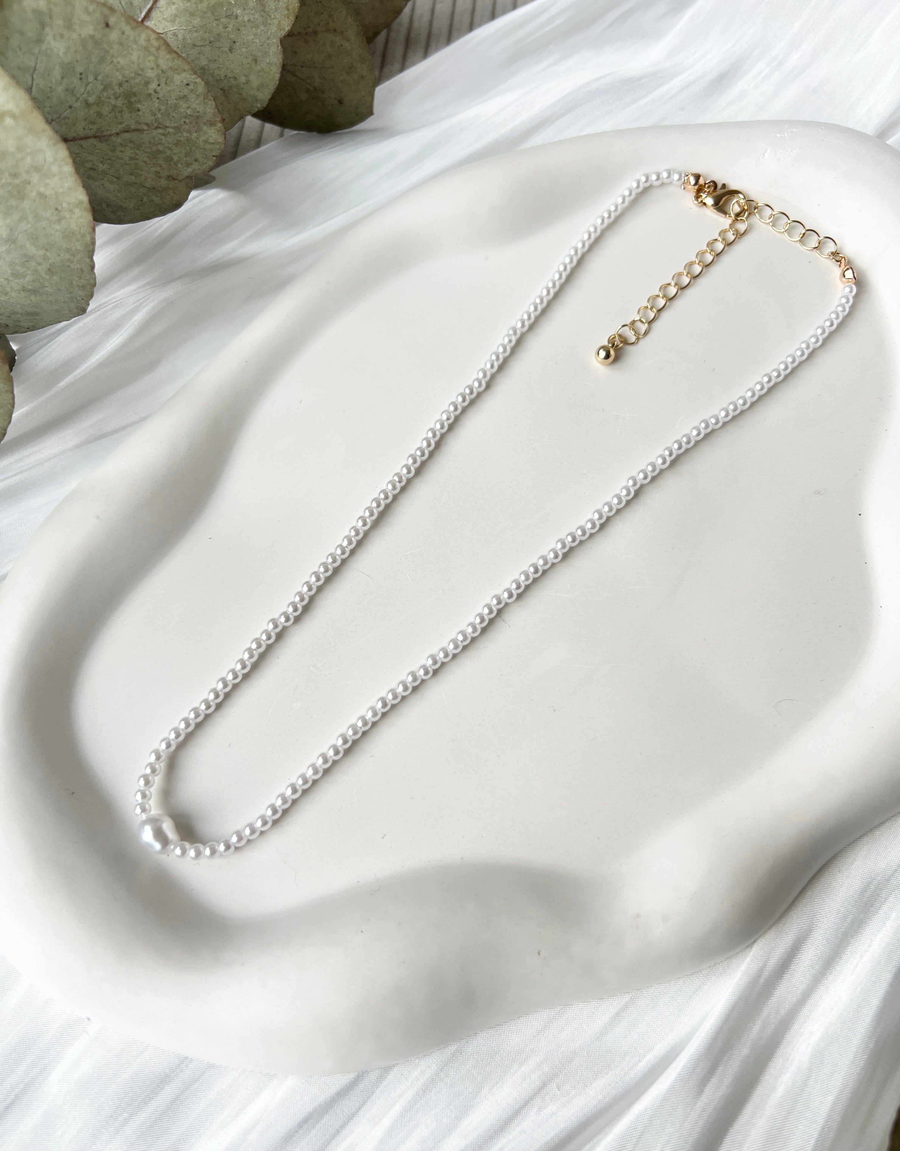 Perlenhalskette, Weiße Perlen, goldener Verschluss, kurze Halskette