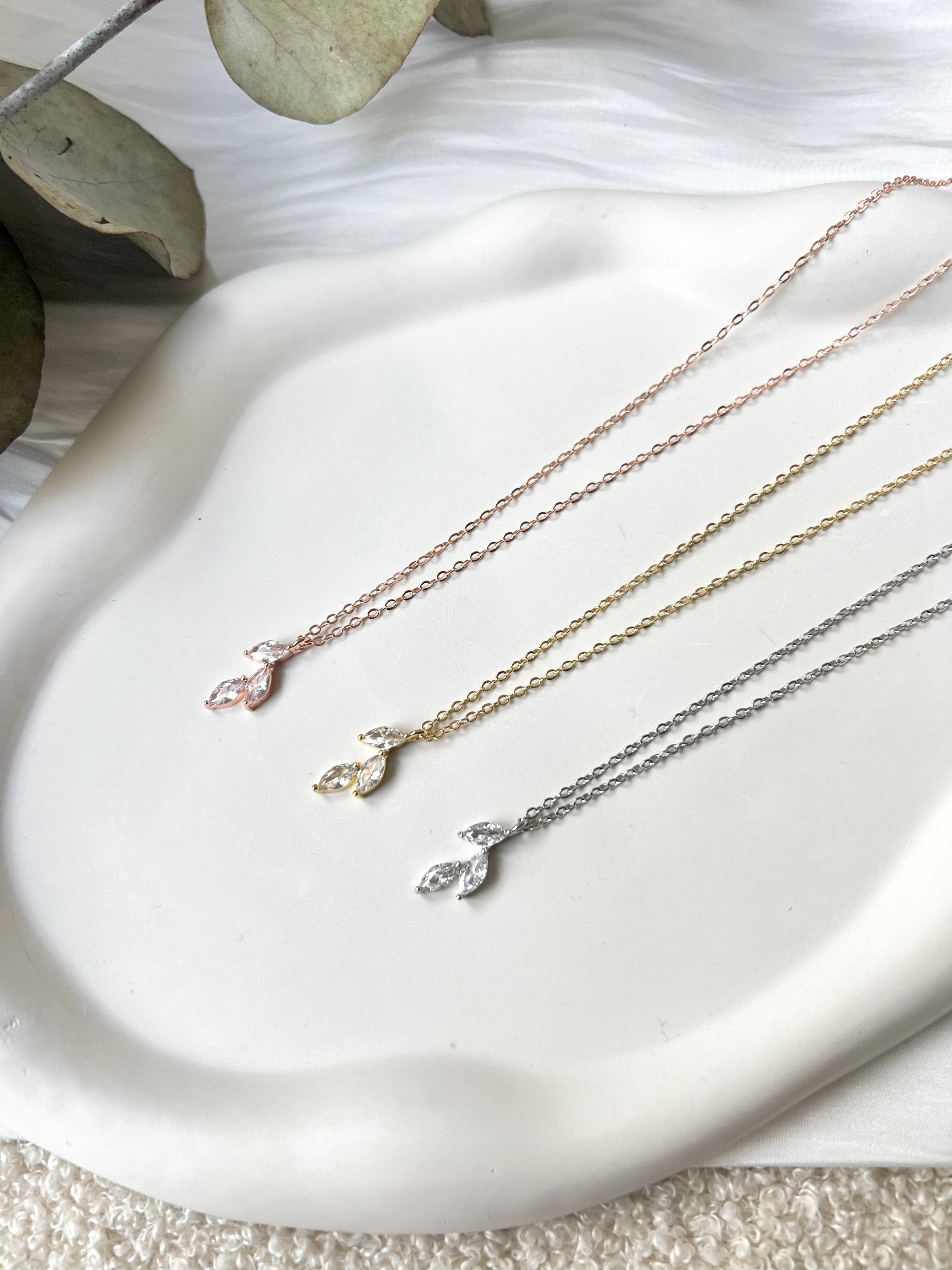 Halskette, Zirkonia Anhänger, feine glänzende Kette, Brautschmuck