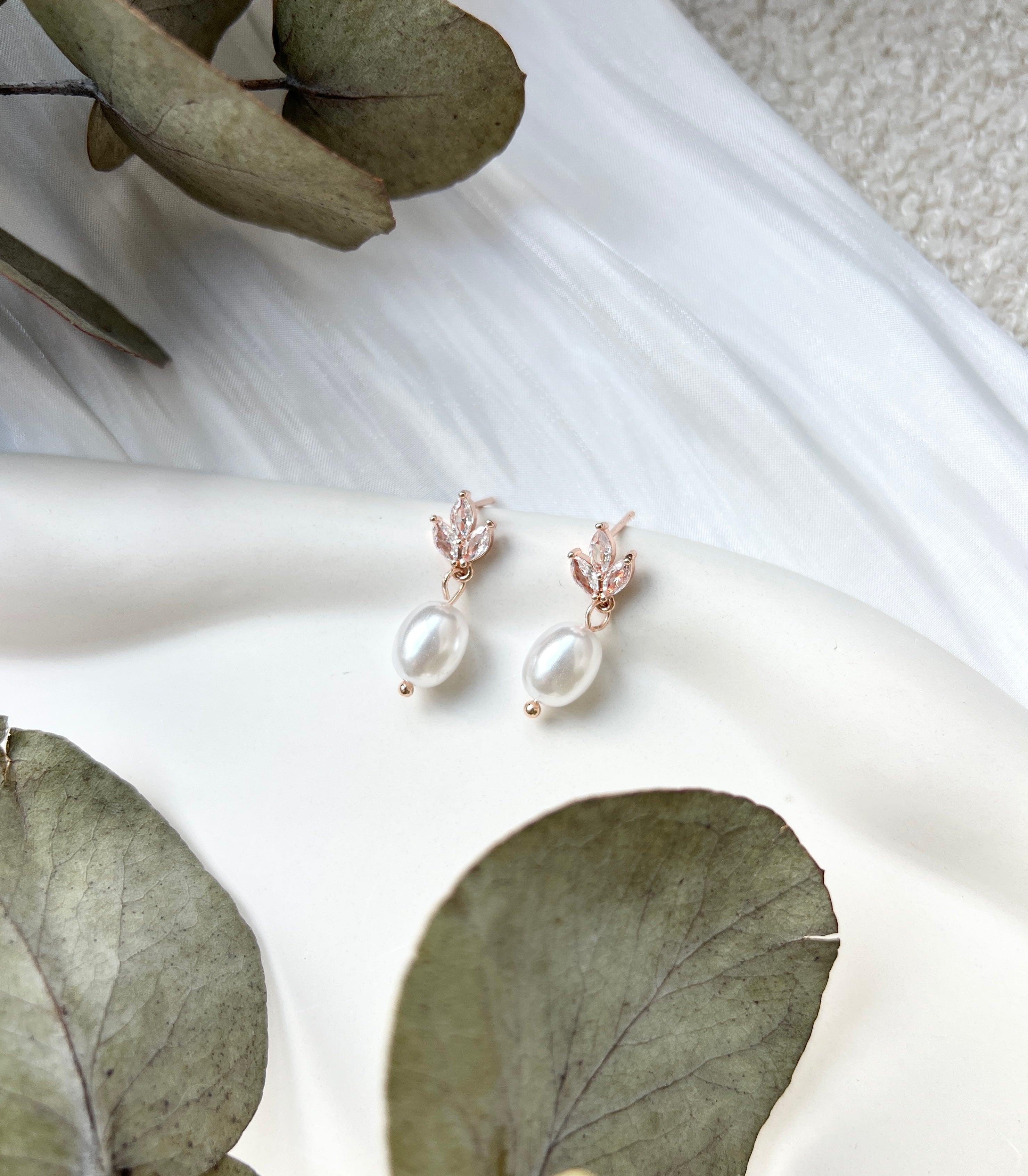 Perlenohrringe, Perlen Ohrstecker, Roségold, Zirkoniasteine, funkelnde Ohrringe