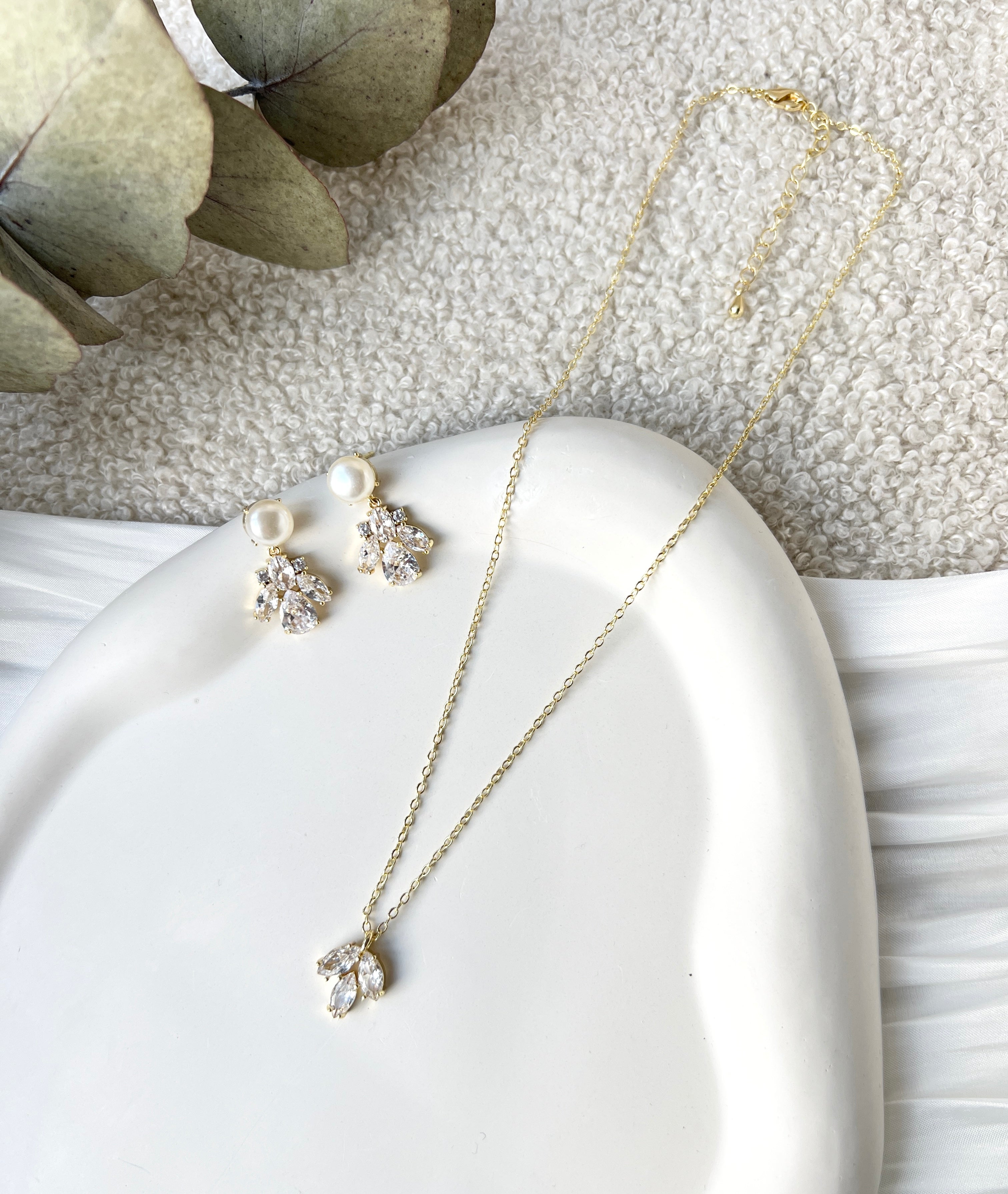 Schmuckset - Halskette und Ohrringe, Gold, funkelnde Zirkoniasteine und feine Perlen, Brautset, Brautohrringe, Brautschmuck, Damenschmuck