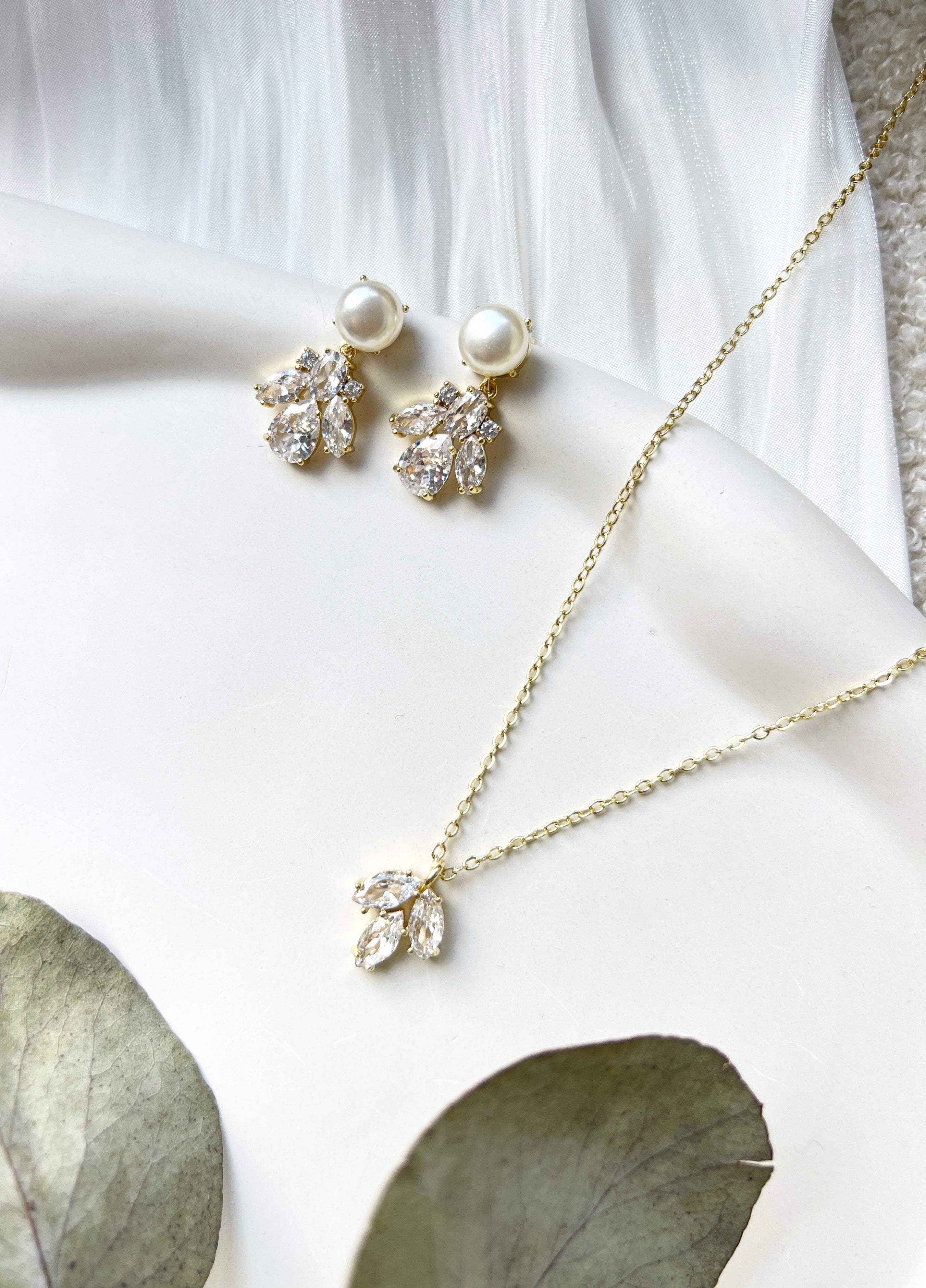 Schmuckset - Halskette und Ohrringe, Gold, funkelnde Zirkoniasteine und feine Perlen, Brautset, Brautohrringe, Brautschmuck, Damenschmuck