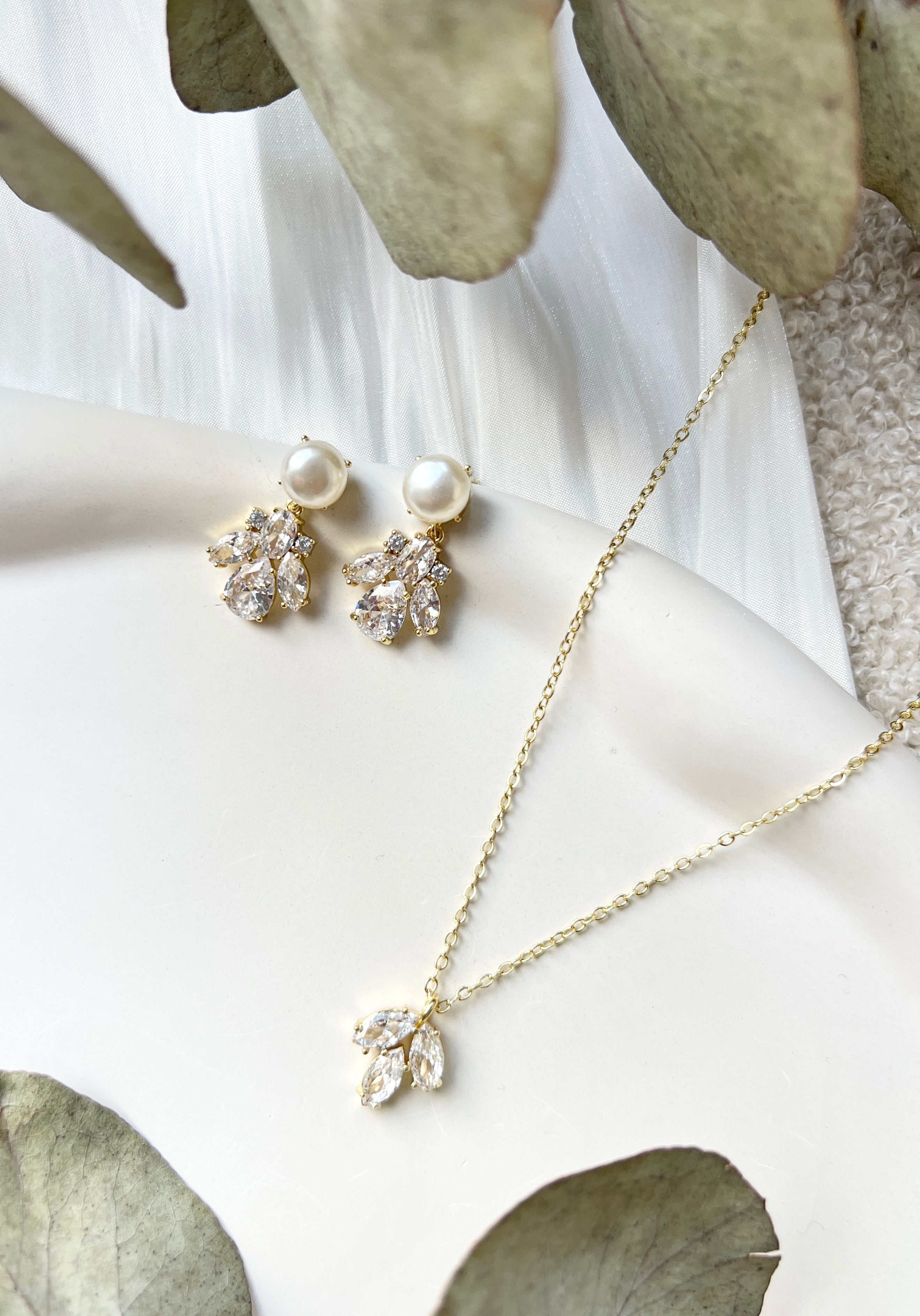 Schmuckset - Halskette und Ohrringe, Gold, funkelnde Zirkoniasteine und feine Perlen, Brautset, Brautohrringe, Brautschmuck, Damenschmuck