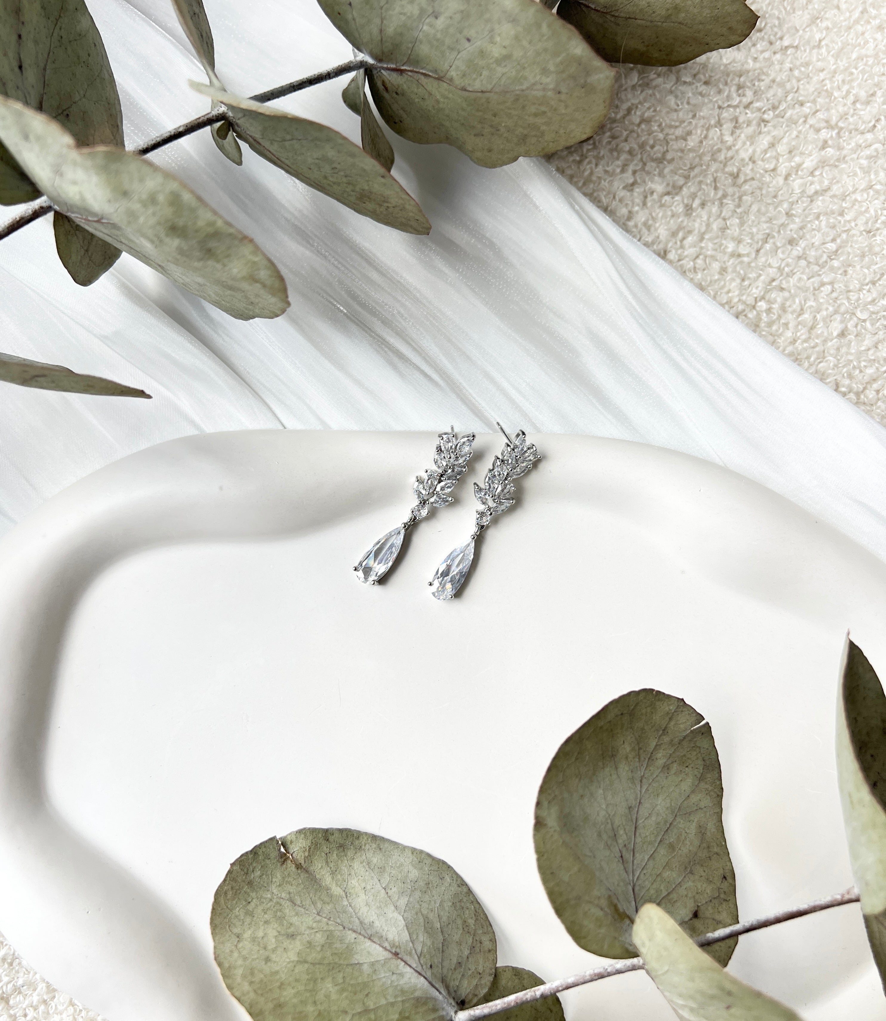 Ohrringe mit glänzenden Steinen, Silber, feine Brautohrringe, Schmuck für die Hochzeit