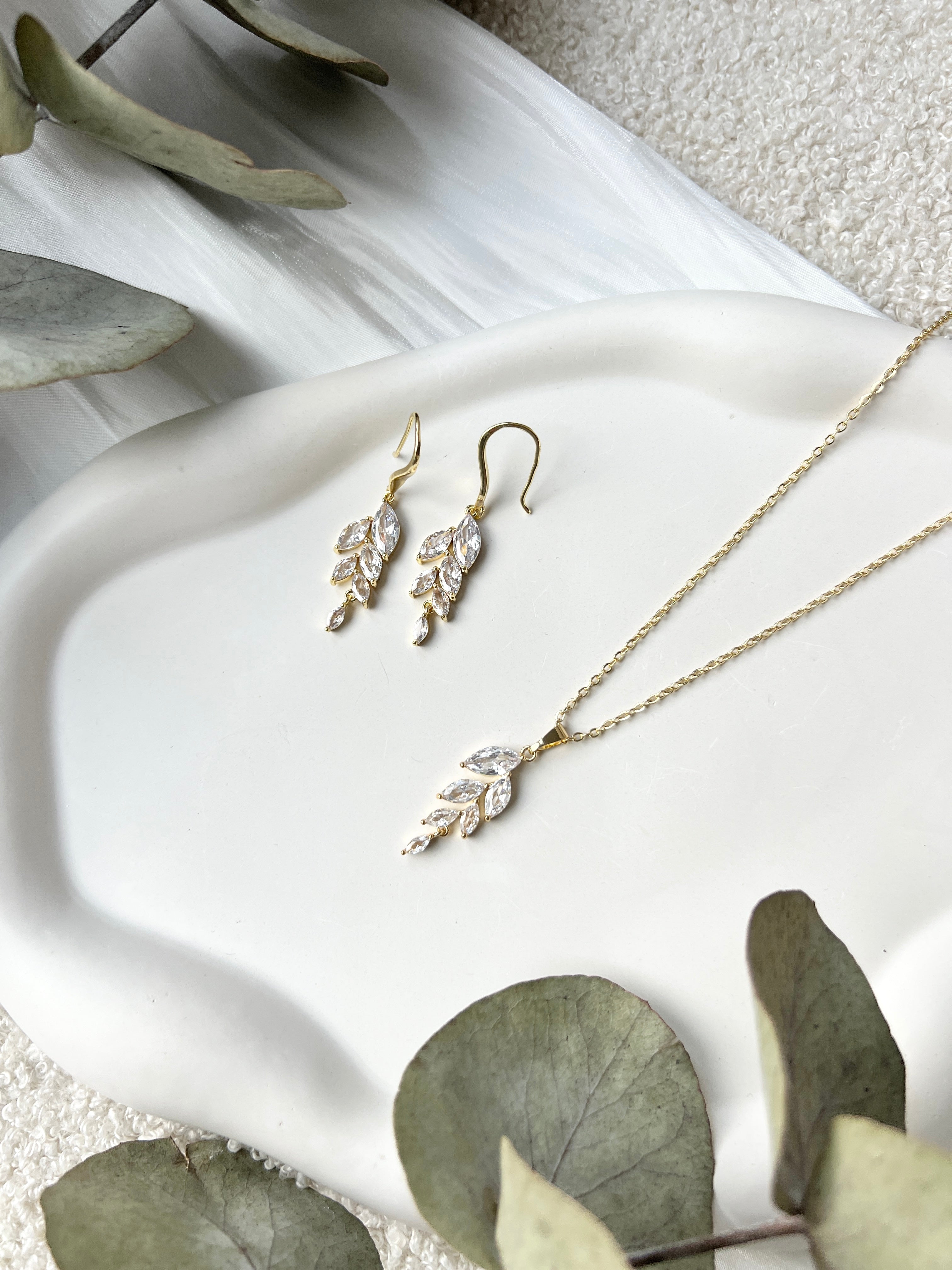 Schmuckset - Halskette und Ohrringe, Gold, Zirconia Steine, Brautschmuck, feine Blätter