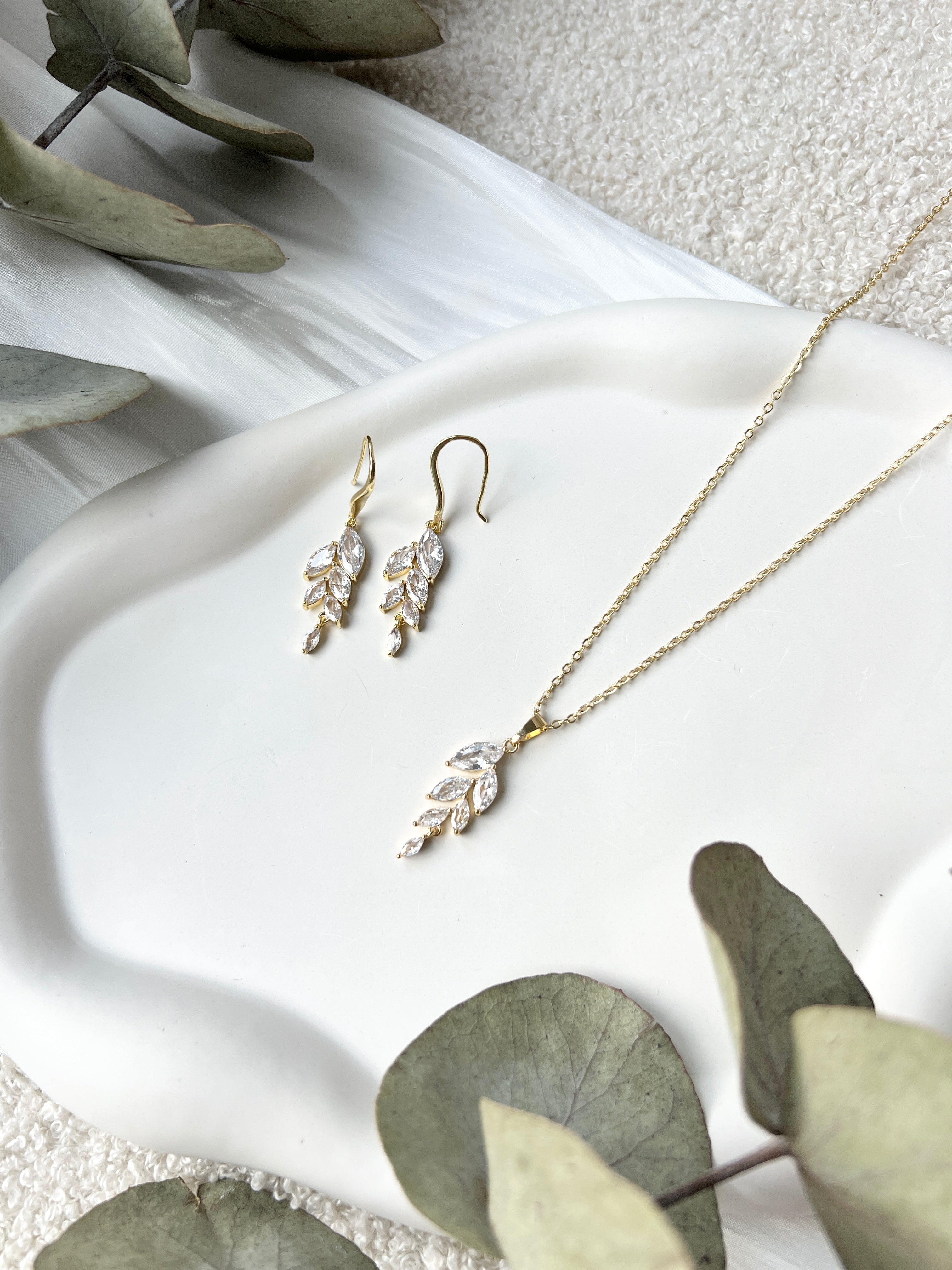 Schmuckset - Halskette und Ohrringe, Gold, Zirconia Steine, Brautschmuck, feine Blätter