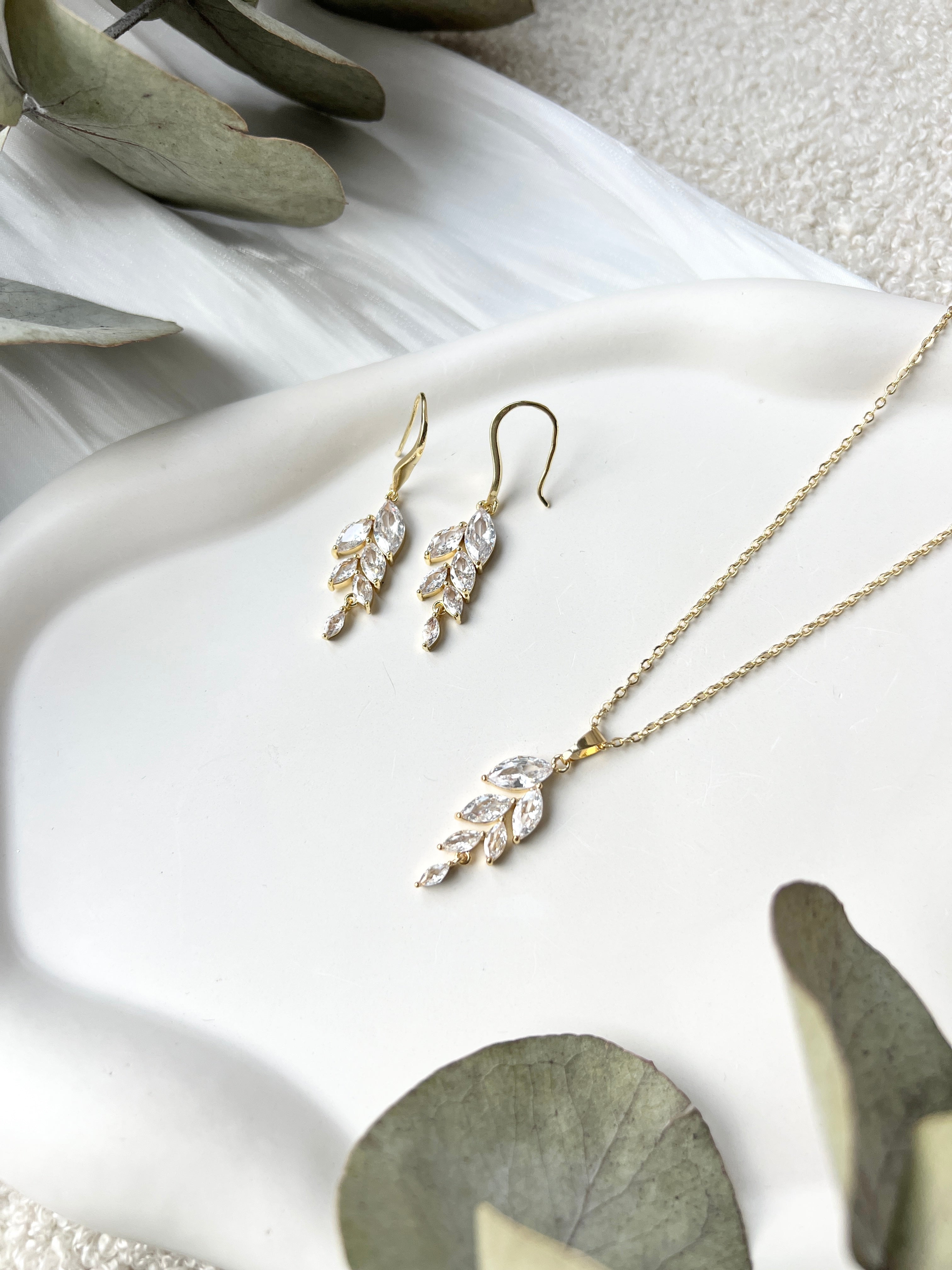Schmuckset - Halskette und Ohrringe, Gold, Zirconia Steine, Brautschmuck, feine Blätter