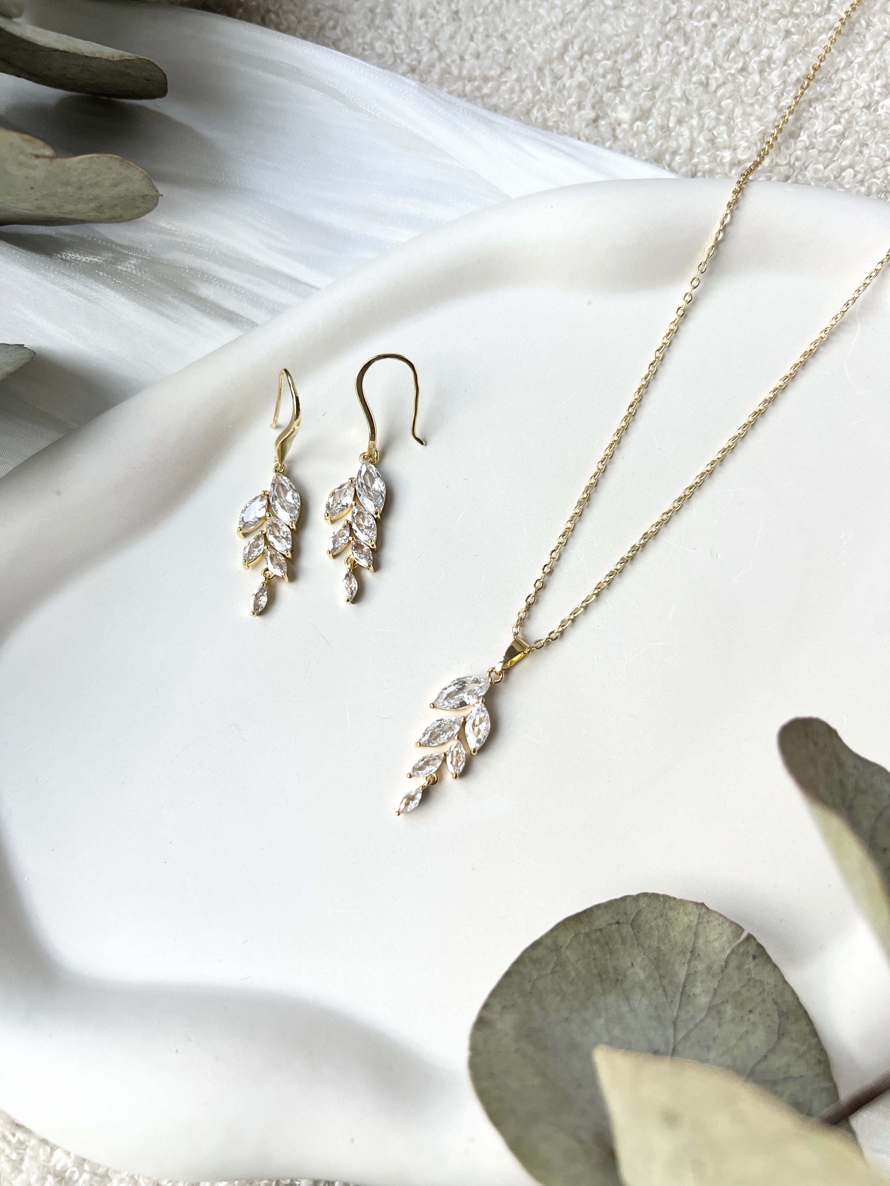 Schmuckset - Halskette und Ohrringe, Gold, Zirconia Steine, Brautschmuck, feine Blätter