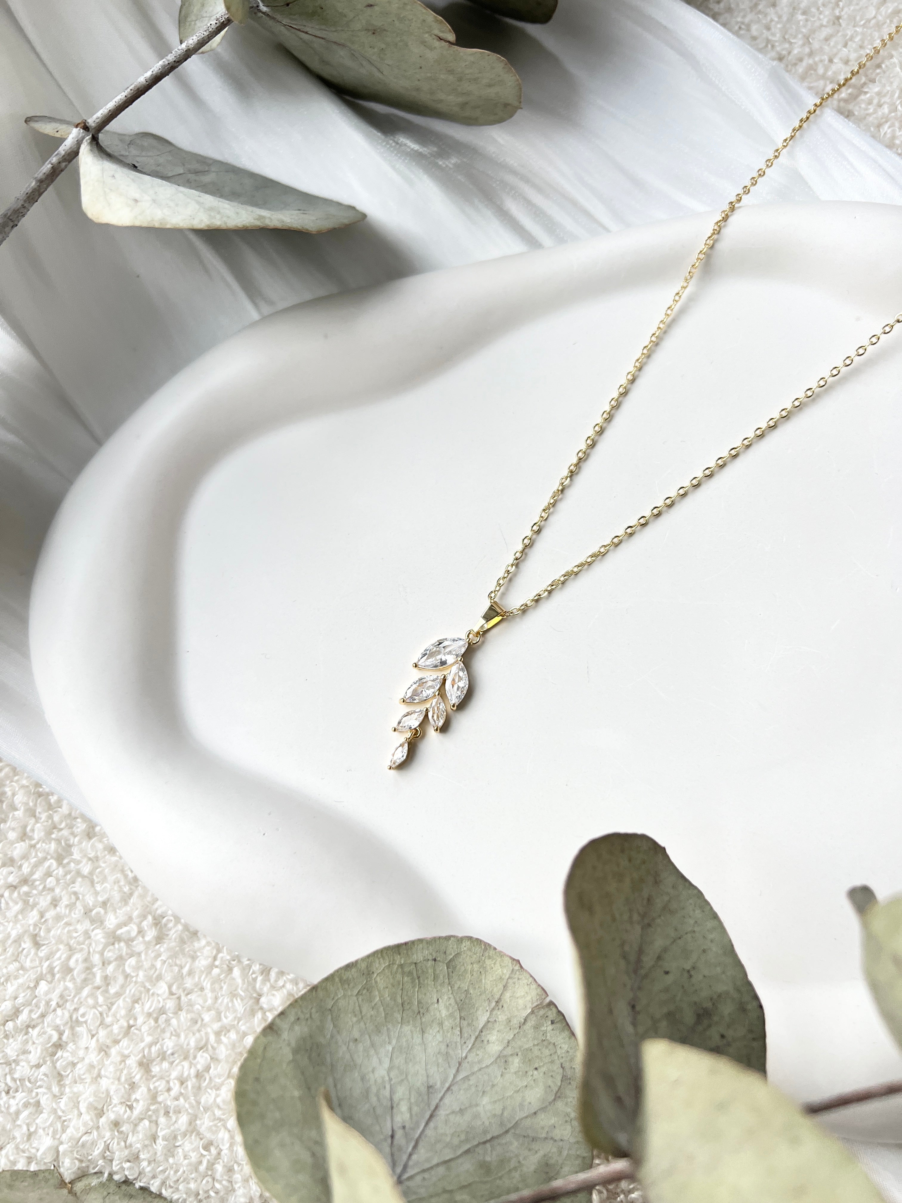 Schmuckset - Halskette und Ohrringe, Gold, Zirconia Steine, Brautschmuck, feine Blätter