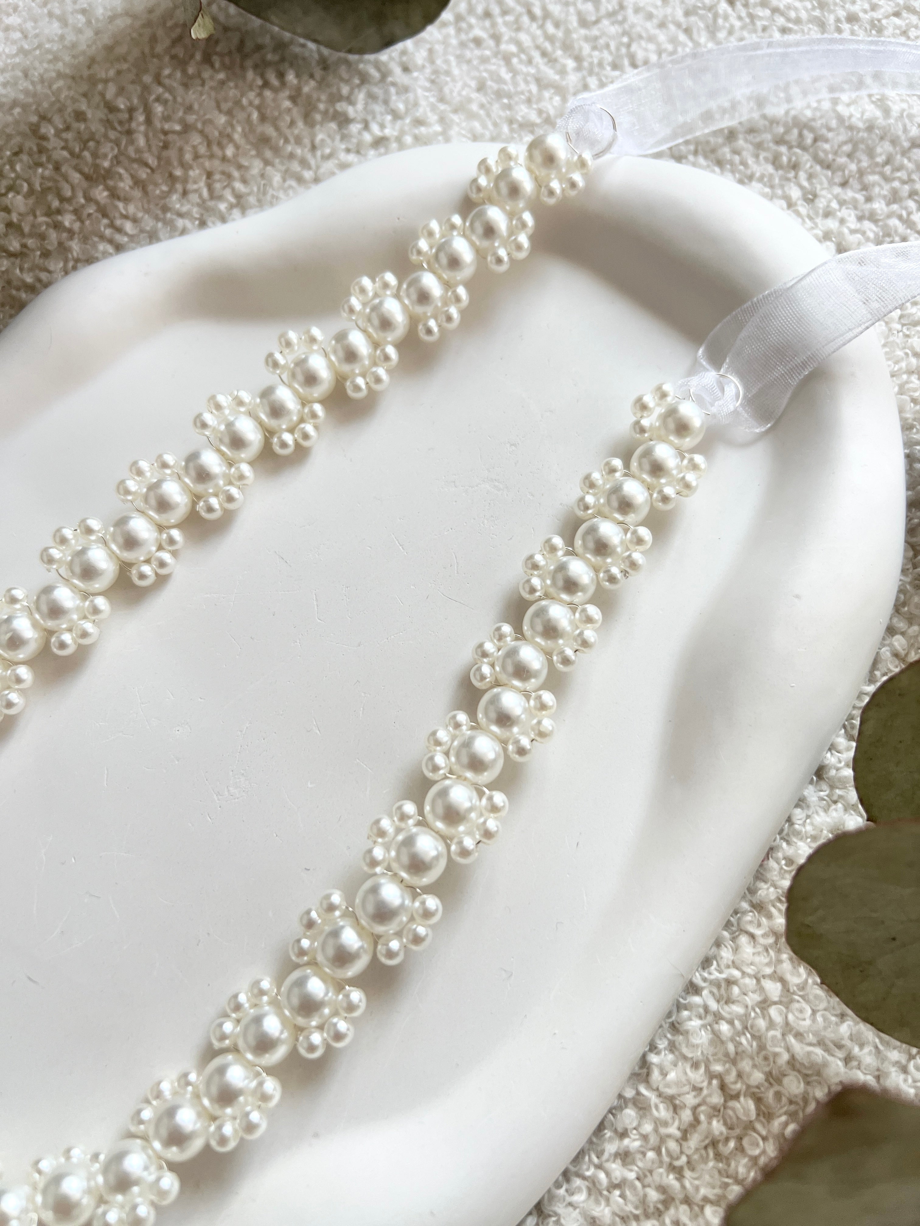 Brautgürtel mit feinen weißen Perlen, Perlenguertel, Einheitsgröße, Onesize, Brautschmuck, Brautzubehör, Perlenschmuck fuer die Braut, Standesamtlook, weddinginspiration, Bridalinspo, Wedding Inspiration, Bridaljewelry, Brautaccessoire, Perlenband