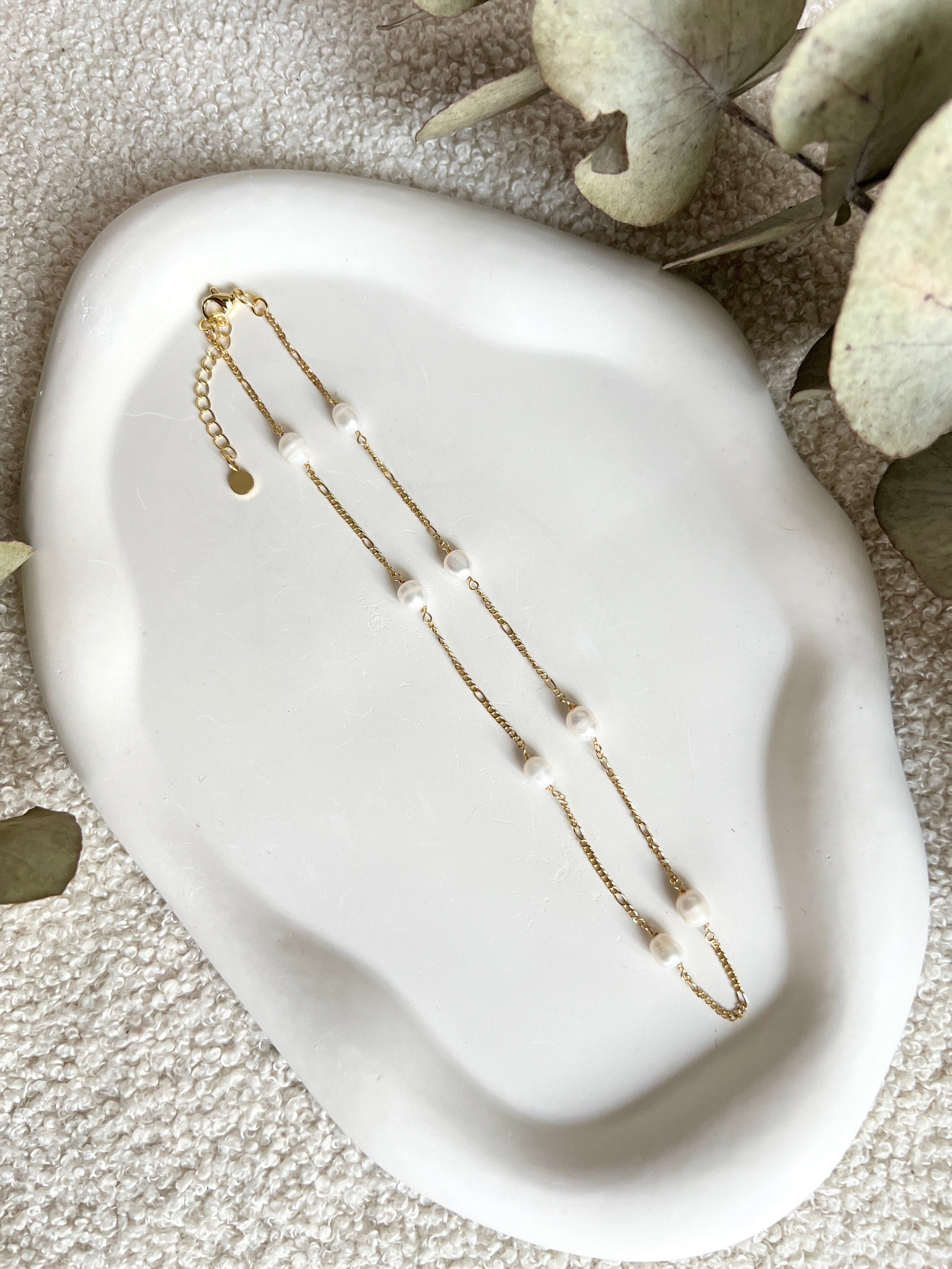 Halskette, Gold mit weißen Perlen, feine Perlenhalskette, kurze Kette, Brautschmuck