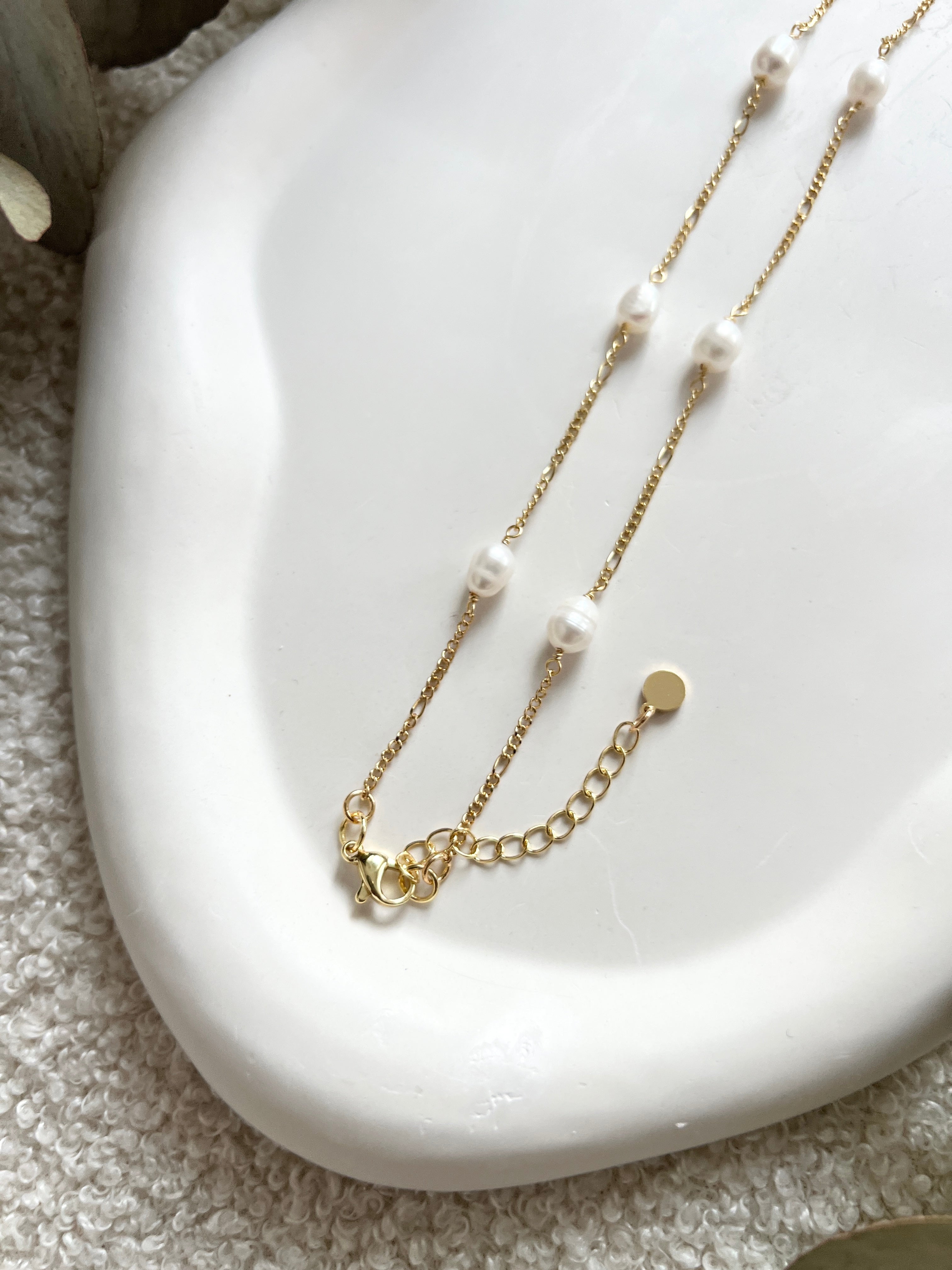 Halskette, Gold mit weißen Perlen, feine Perlenhalskette, kurze Kette, Brautschmuck