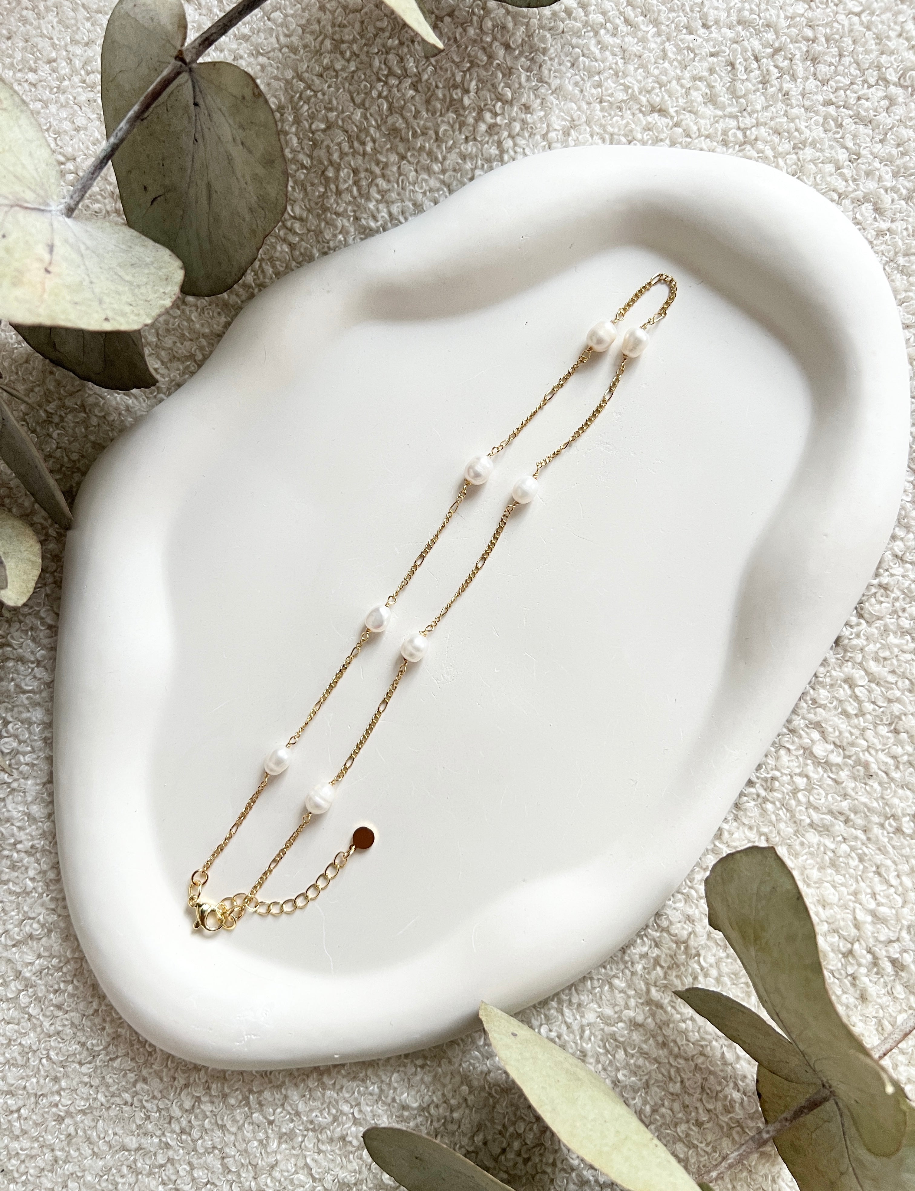 Halskette, Gold mit weißen Perlen, feine Perlenhalskette, kurze Kette, Brautschmuck