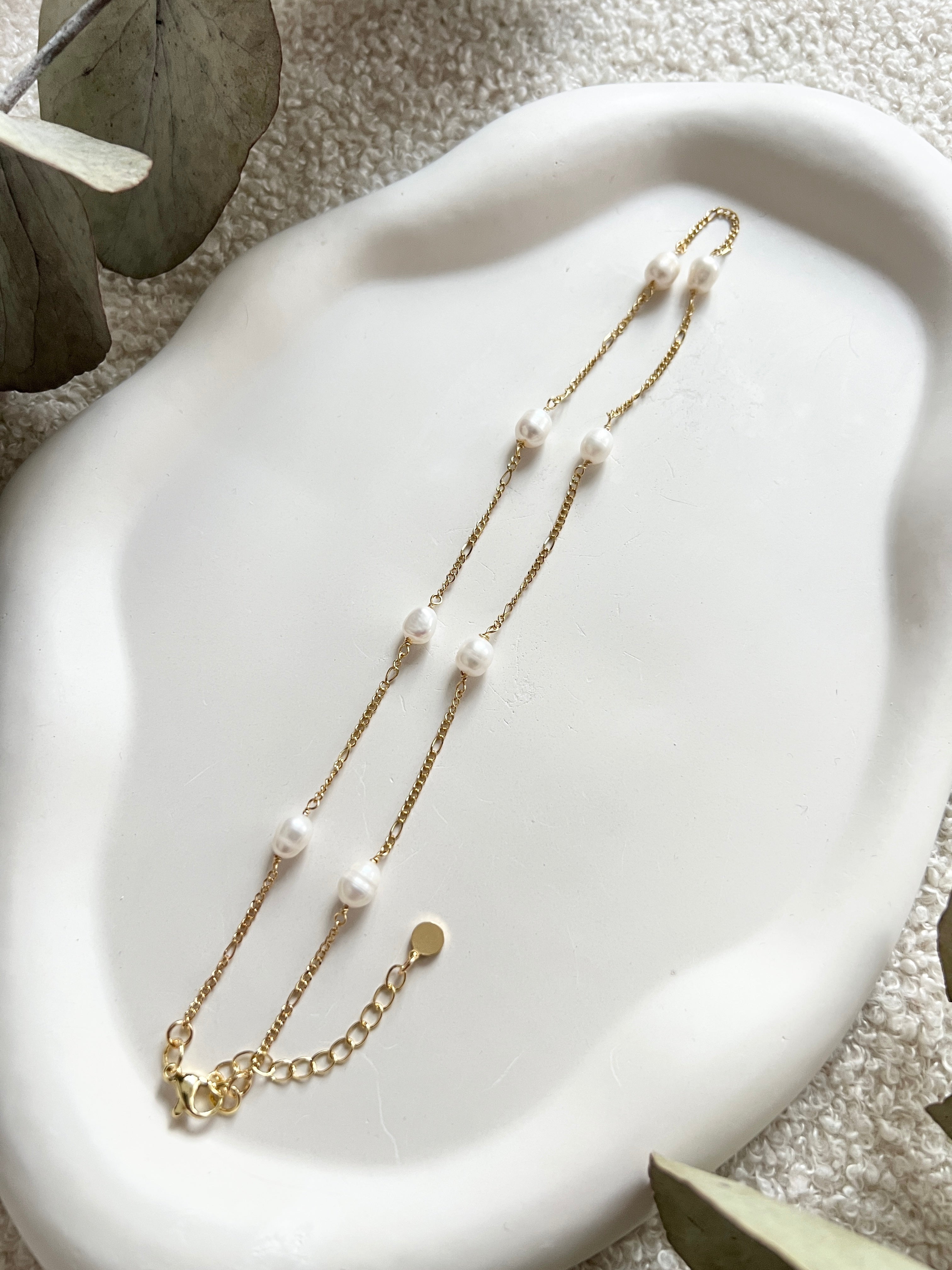 Halskette, golden mit weißen Perlen, feine Perlenhalskette, kurze Kette, Brautschmuck