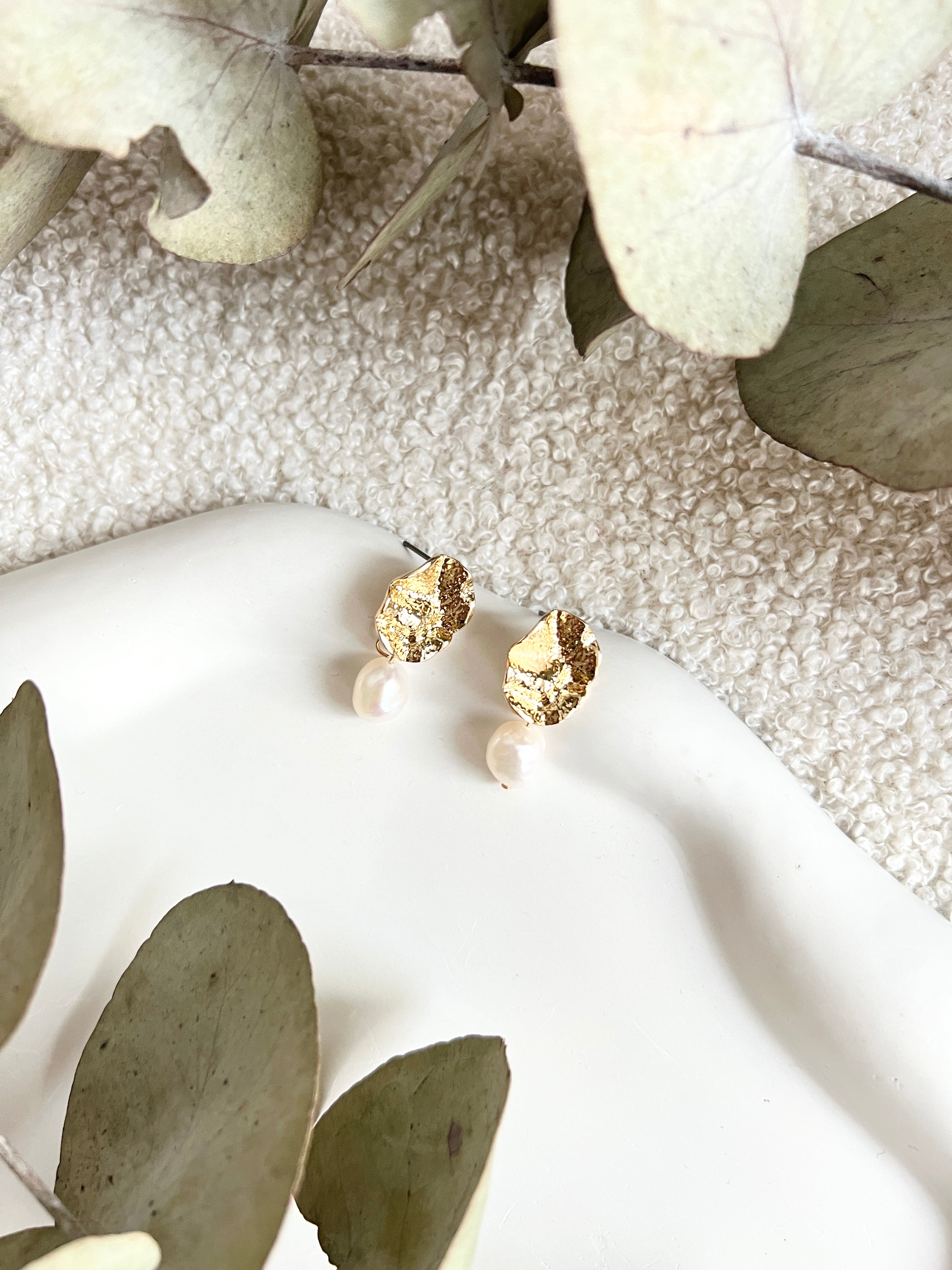 Perlenohrringe, Gold, feine weiße Perlen, moderne Ohrstecker, elegante Ohrringe, Brautohrringe, Brautjungfer