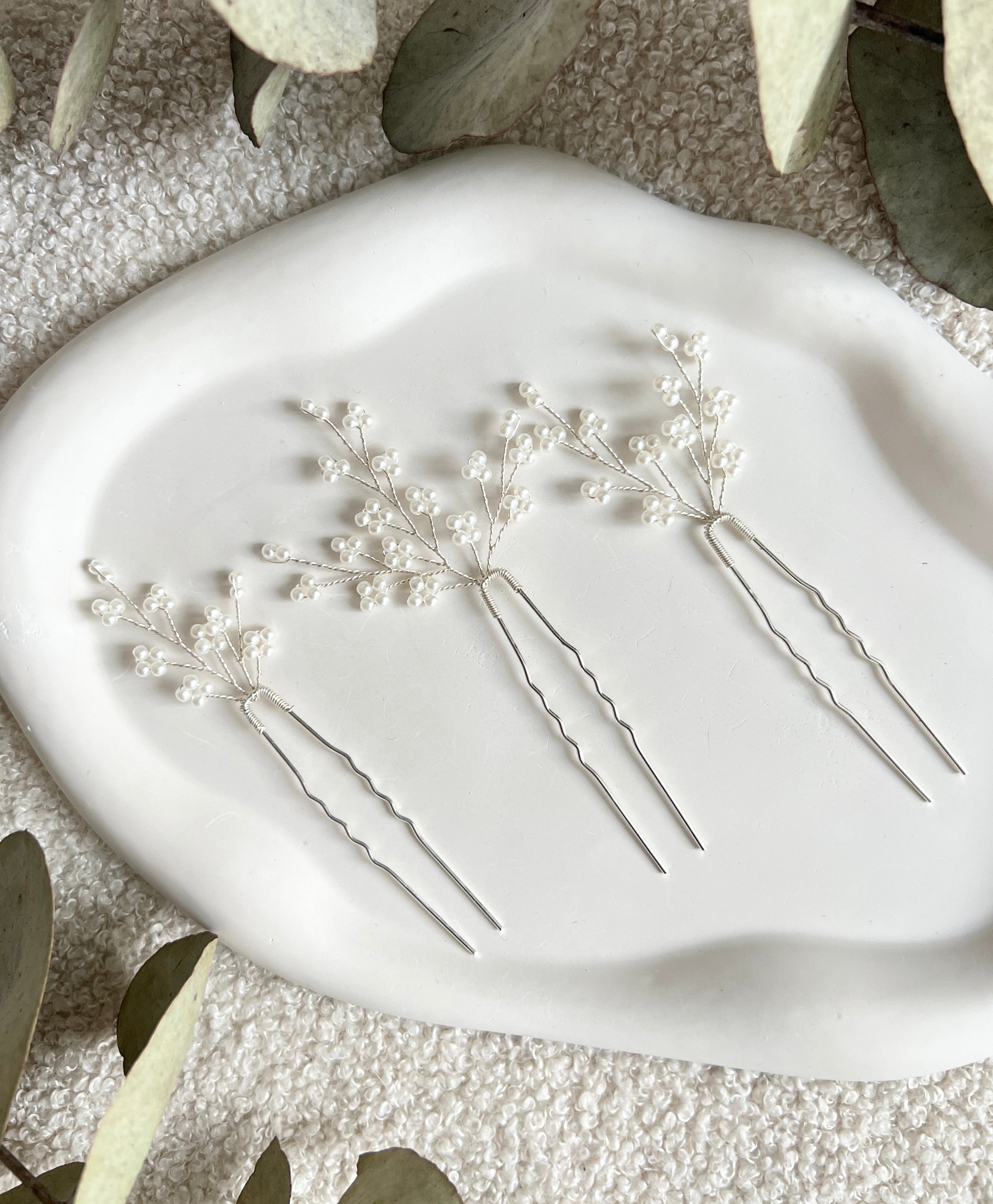 Haarschmuck, Set 3 Stück, Silber, Brautschmuck, Haarspangen, weiße zarte Perlen, Haarnadeln fuer die Braut, silberner Brauthaarschmuck, Brautfrisur, Weddinginspiration, Schmuck Hochzeit, Brauthaarschmuck, Brautset, feiner Perlenschmuck, Brautjungfern, Schmuckbluete